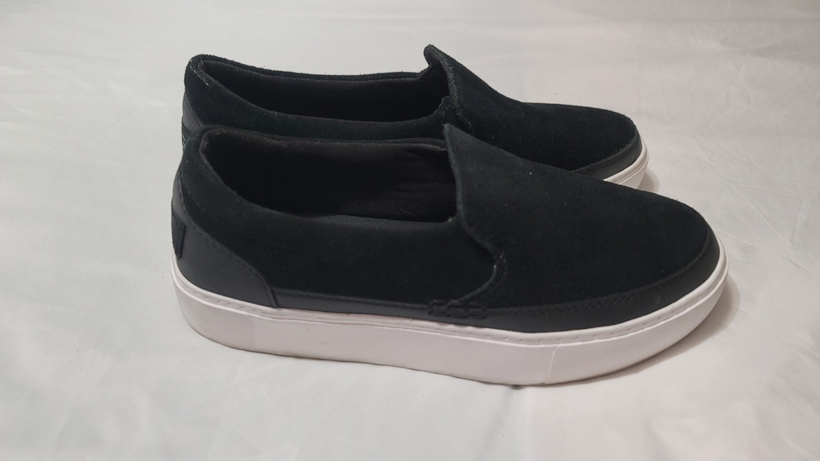 UGG Women’s Black Slip-On Canvas Sneakers Round Toe US 7 EU 38 MPN 1170553