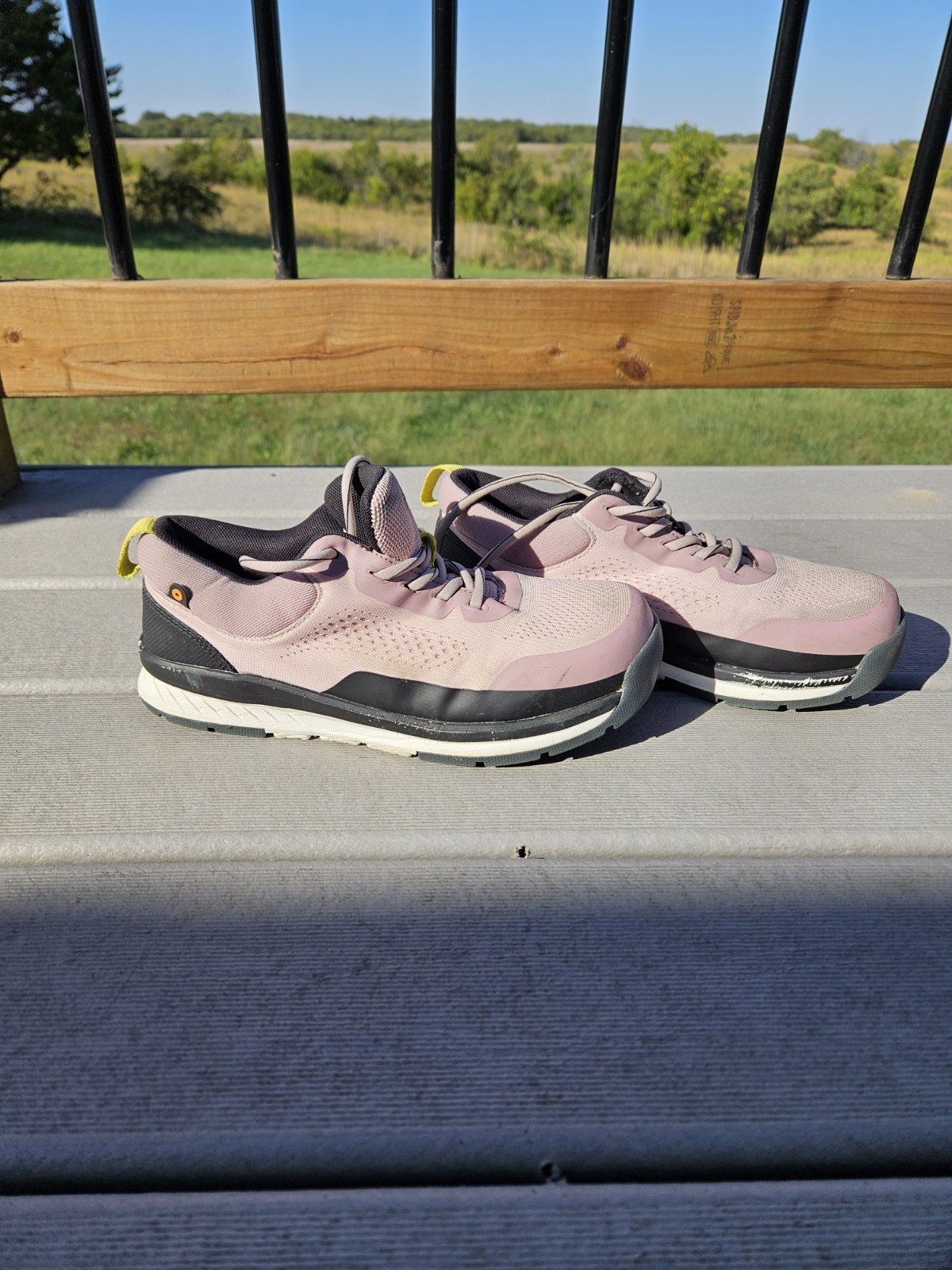 Women’s Sz 8.5 Pink & Black Bogs Bogs Grip Slip Resistant Steel Toe Work Shoe
