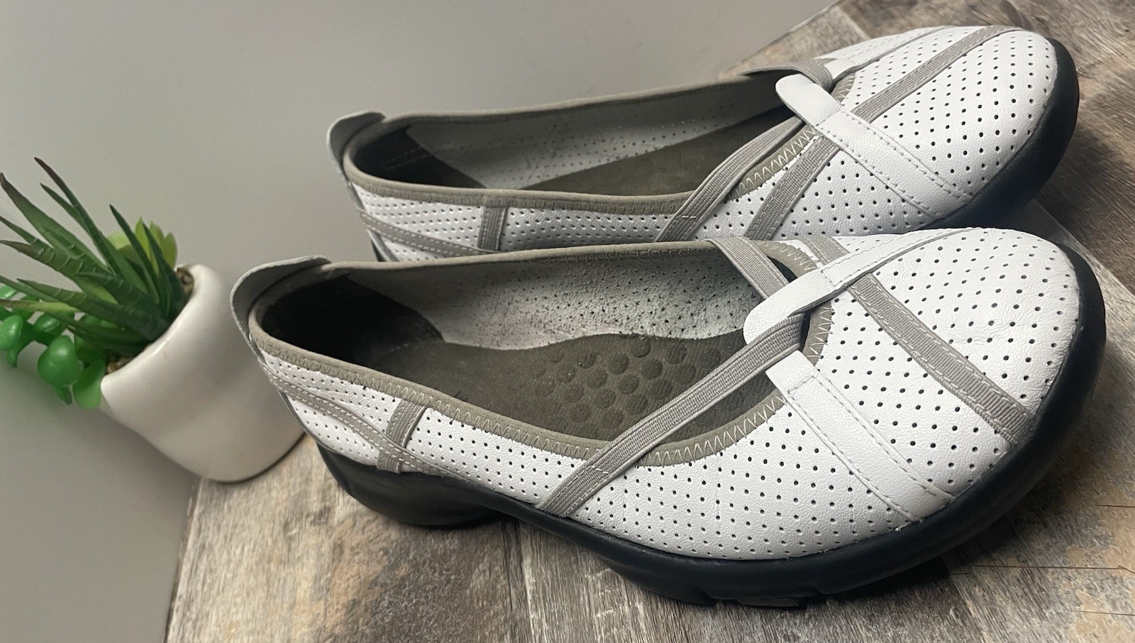 CLARK’S Privo P-Berry Ballet Flats White Leather Beige Accents Women’s Size 8.5