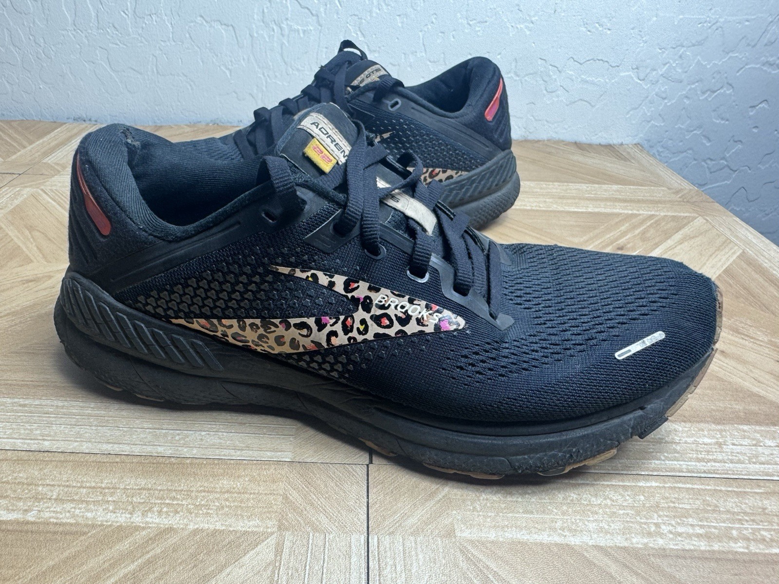 Brooks Adrenaline GTS 22 Womens Shoes Sz 11 B Running Black Ebony Citrus Sneaker