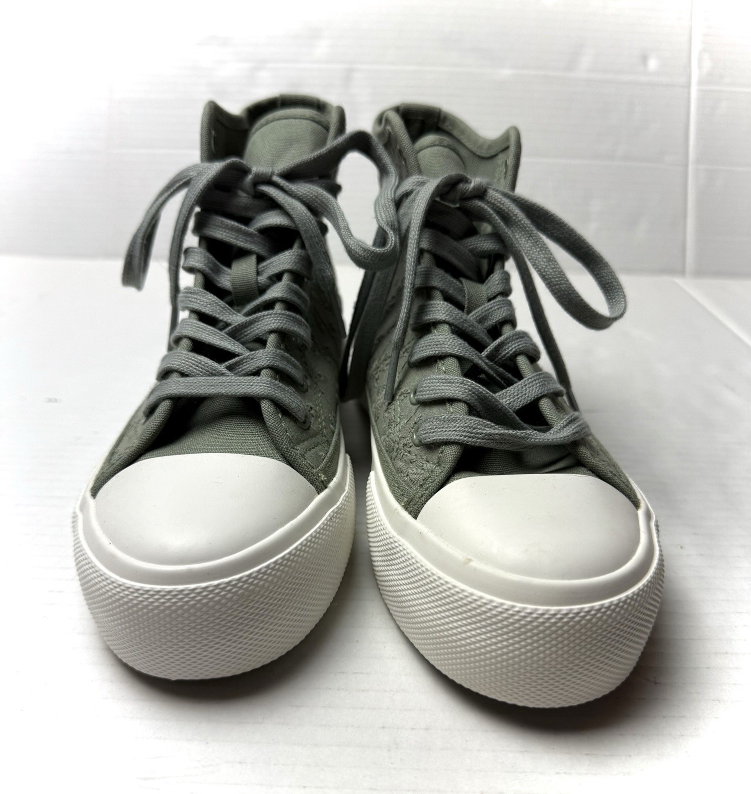 American Eagle Women’s 7 High-Top Platform Sneakers Green Crochet Boho Festival