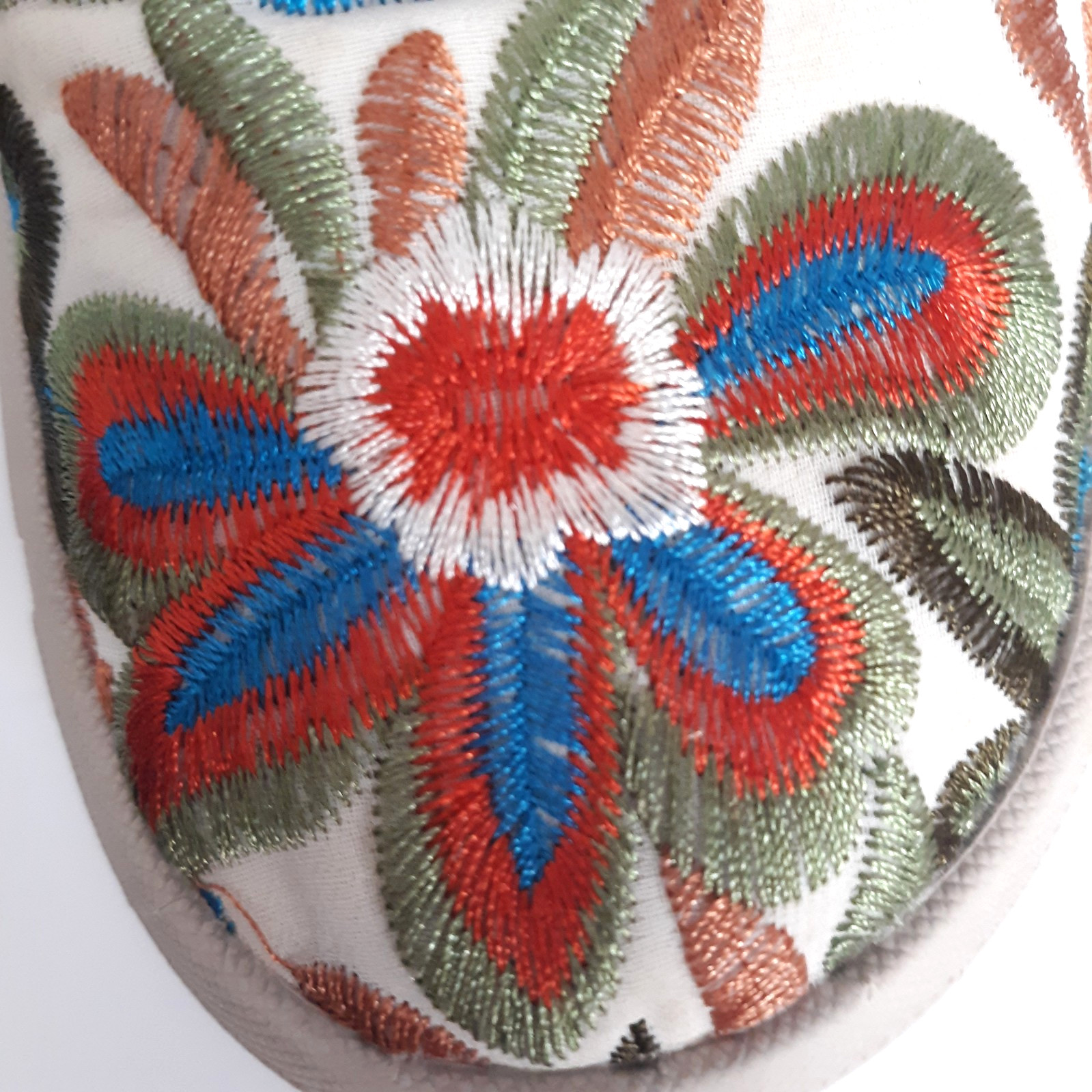 Baretraps Beech Floral Embroidered Multi/Beige Slip-On Women Sz 8M Casual Shoes