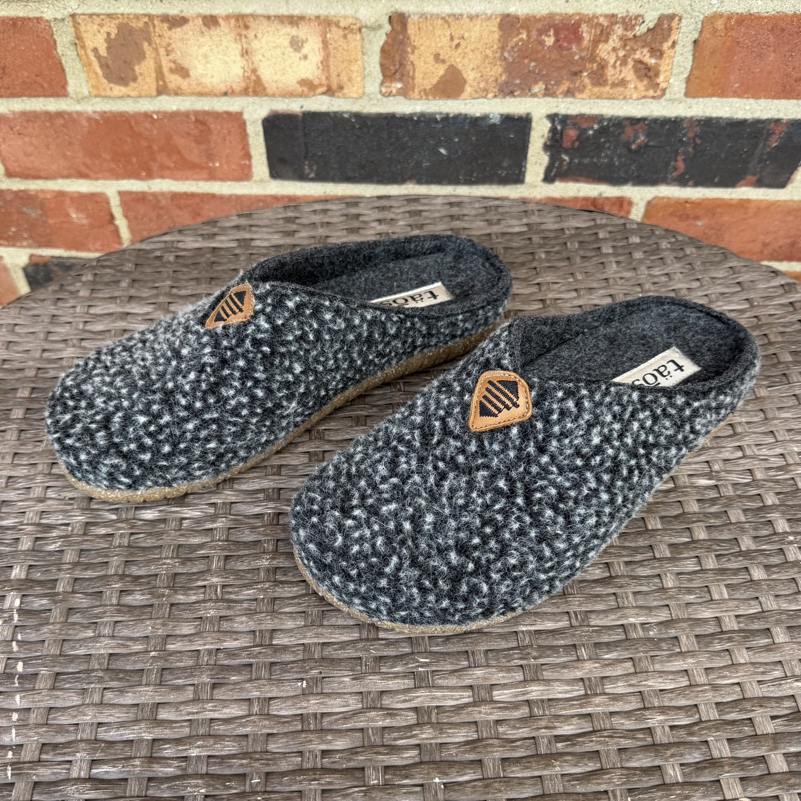 New Taos “My Sweet Wool” Charcoal Plush Clogs Unisex Sz 39 US 8.5W/6.5M NWOB!