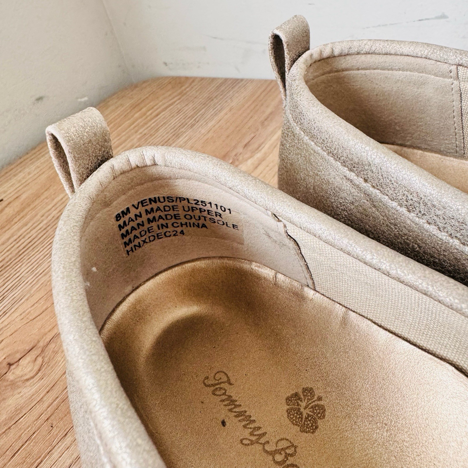 Tommy Bahama Venus Metallic Beige Slip On Shoes Women’s Size 8