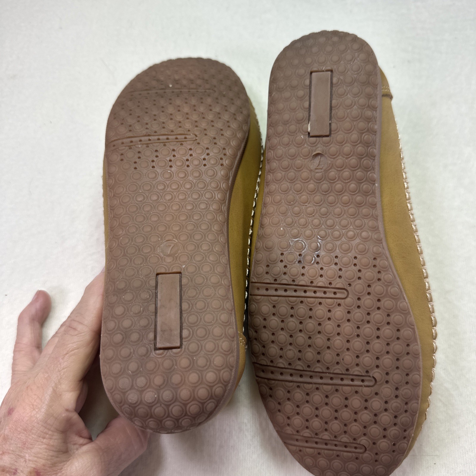Moccasin Ambu Comfort Womens Size 7 Shoes Flat Slip On Loafers Beige Tan Nwob