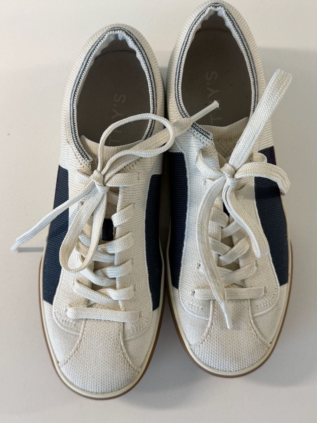 Rothy’s The Lace Up Sneaker in Blackberry Block with Gum Sole -size 6