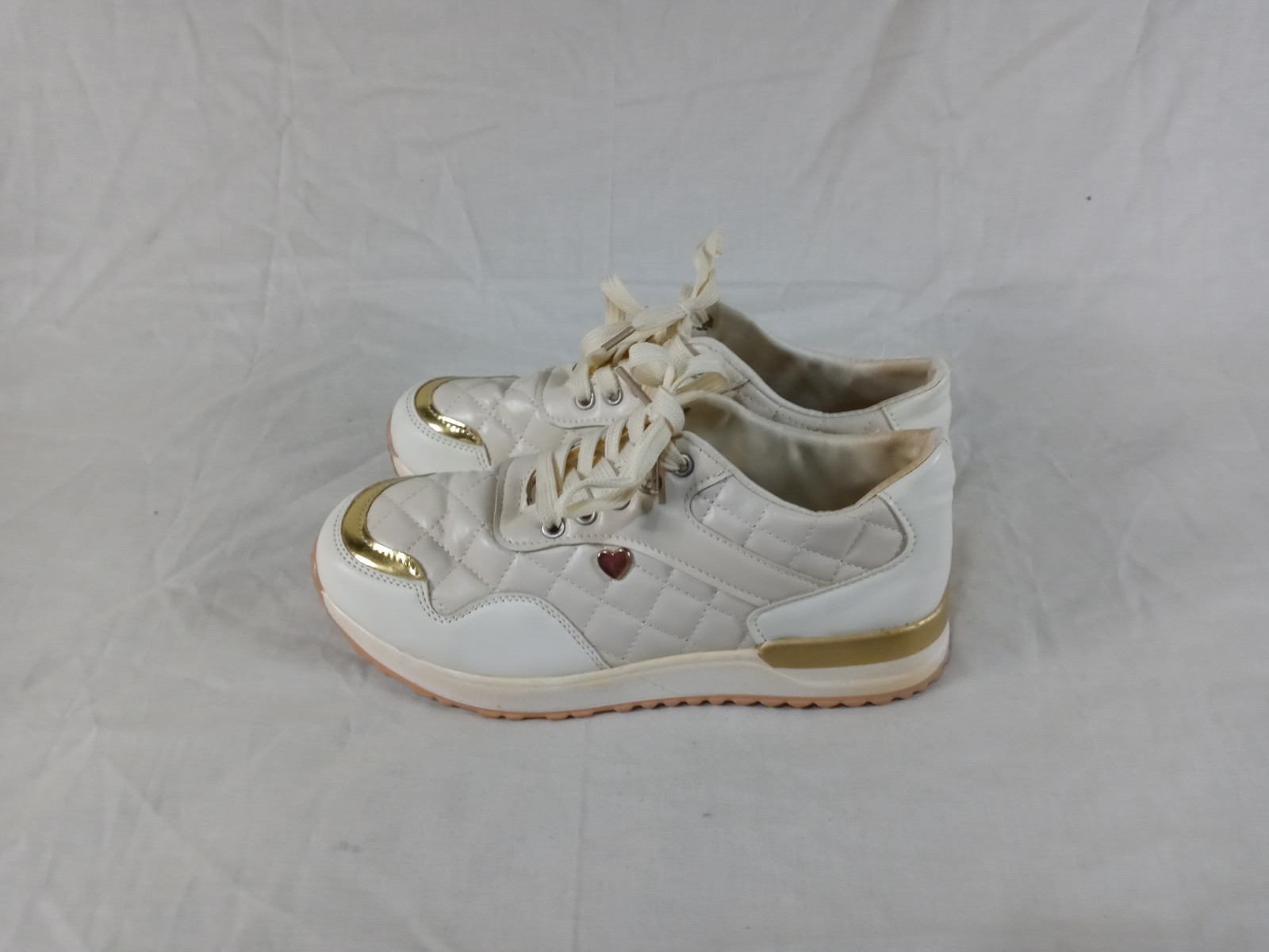 Women 8.5 Comfort/ Casual Low Top Fashion Sneakers Lace up Shoes in Great Cond