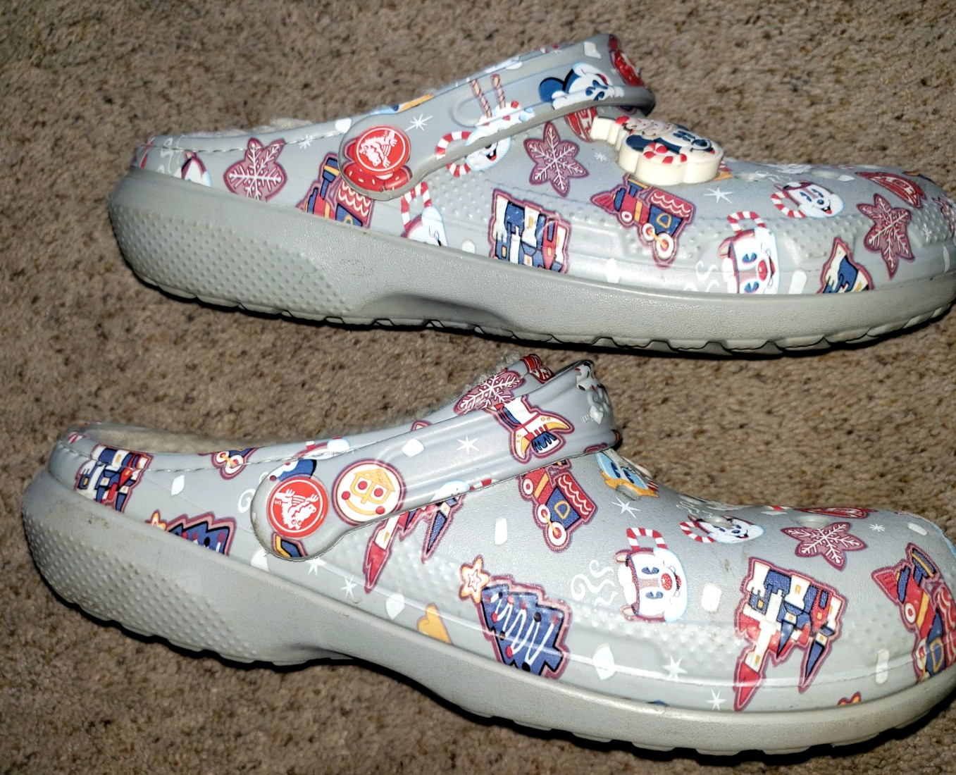 DISNEY CROCS MICKEY AND TREATS womens size 9 men 7 with 2 PINS shoes slip ons