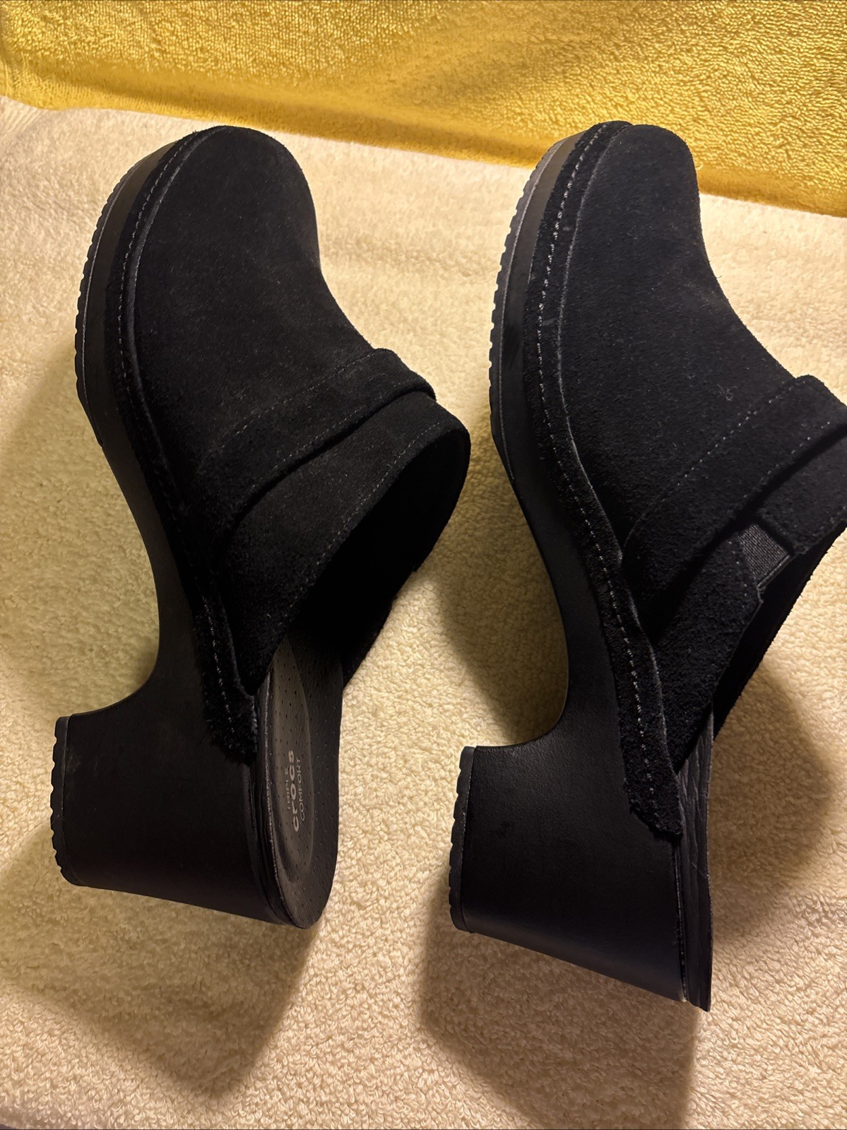 Crocs Women’s Sarah Black Suede Clog Mules Size 11 (RUN WIDE) FR/SHP