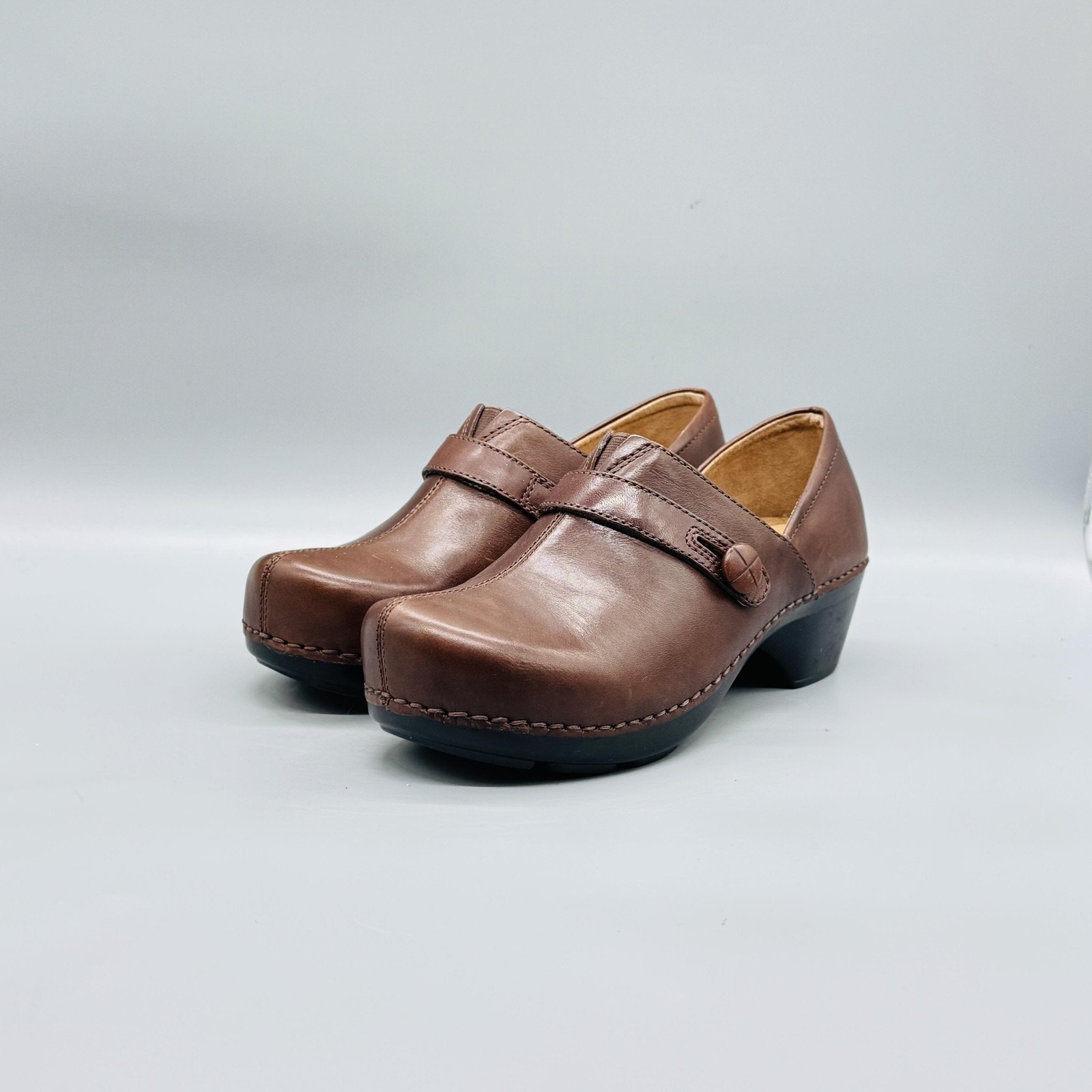 Dansko Shoes Womens 7.5 Brown Leather Clogs Slip On Button Comfort Casual NEW