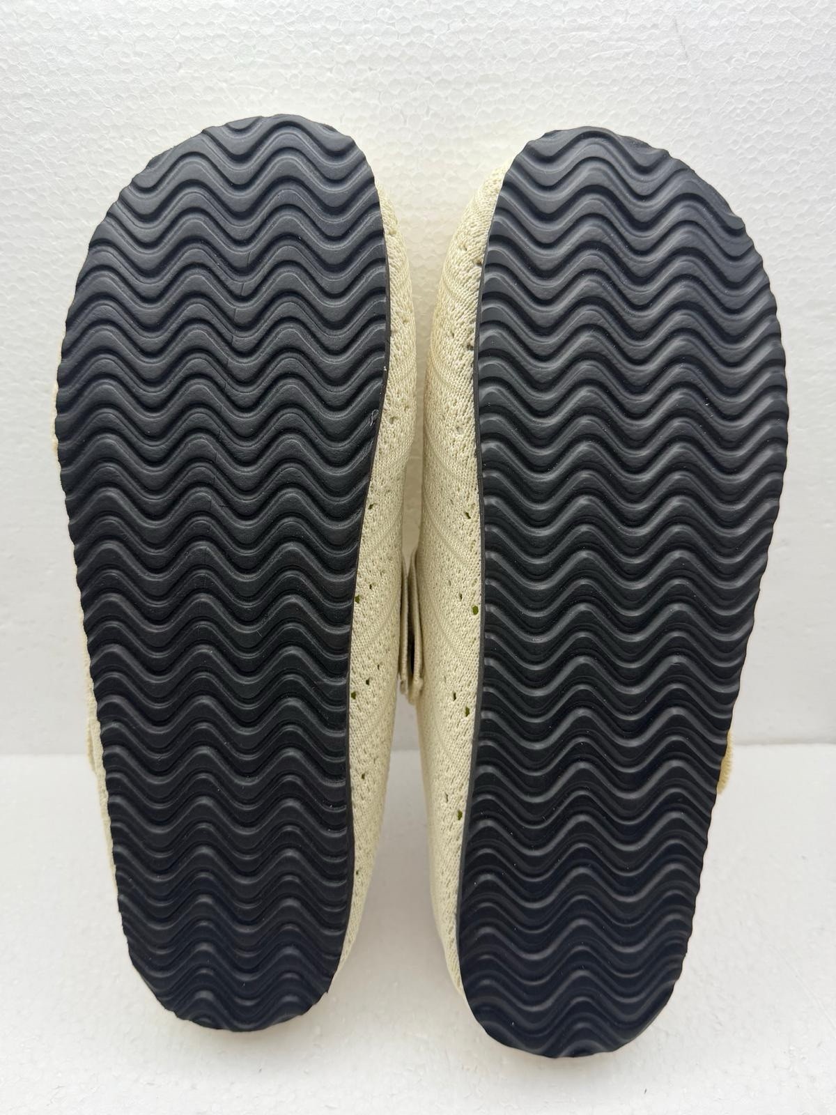 Women’s Cushion air Dumbo Slip On Clogs In A Soft Ivory Knit Upper Size 7