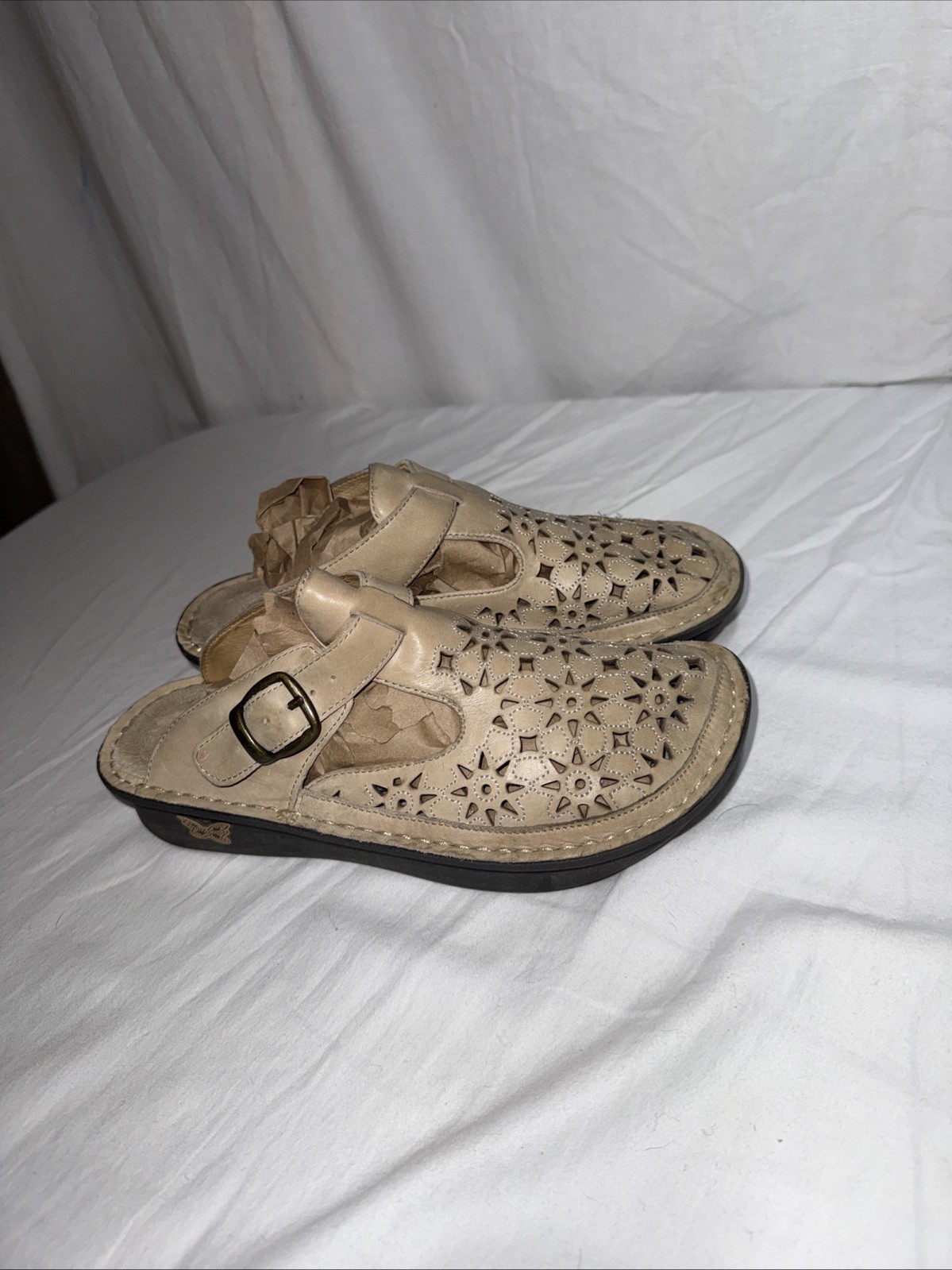 Alegria Classic Women’s Clogs Sz 7 (37) Tan/ Beige Laser Cut Floral Slides EUC