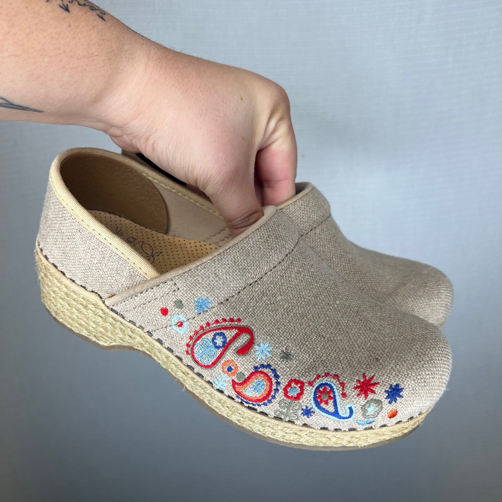Dansko Vegan Pro Clogs Beige Canvas Paisley Embroidered Jute Wrapped Womens 36