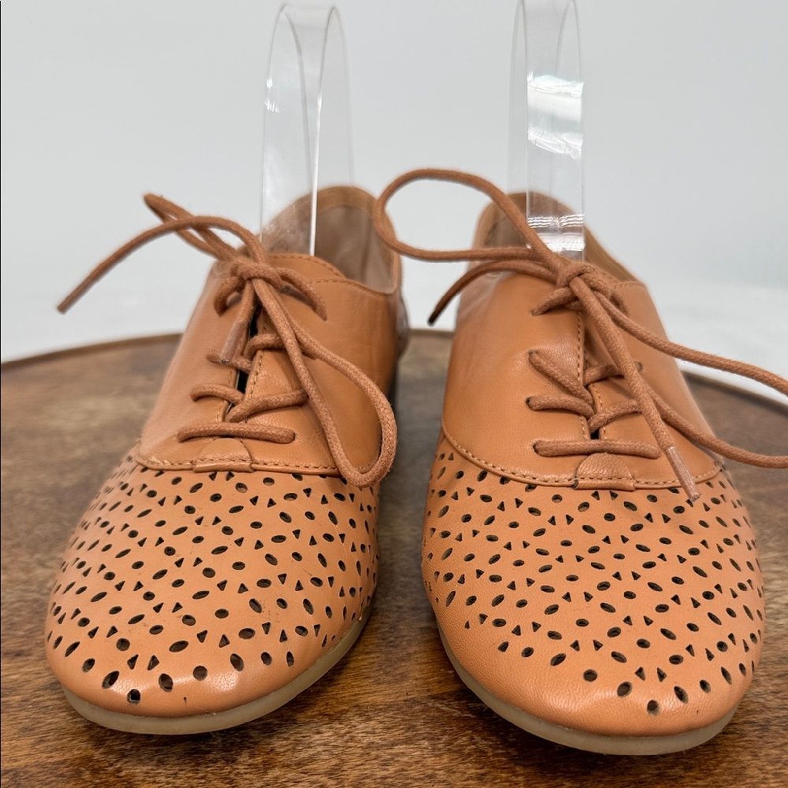 White Mountain Shoes Wm 7.5 M Tan Perforated Leather Lace Up Oxford Laser Cut