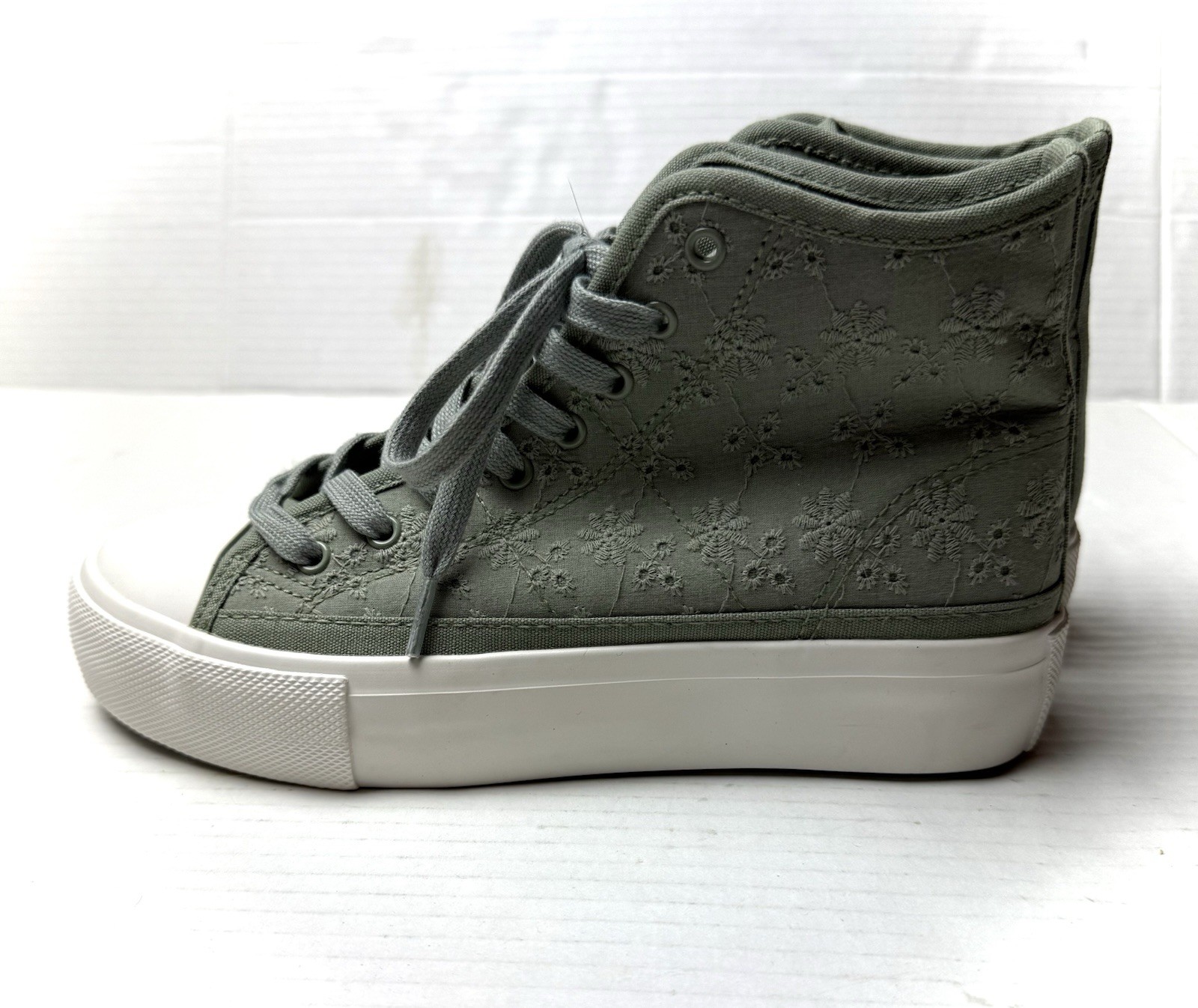 American Eagle Women’s 7 High-Top Platform Sneakers Green Crochet Boho Festival