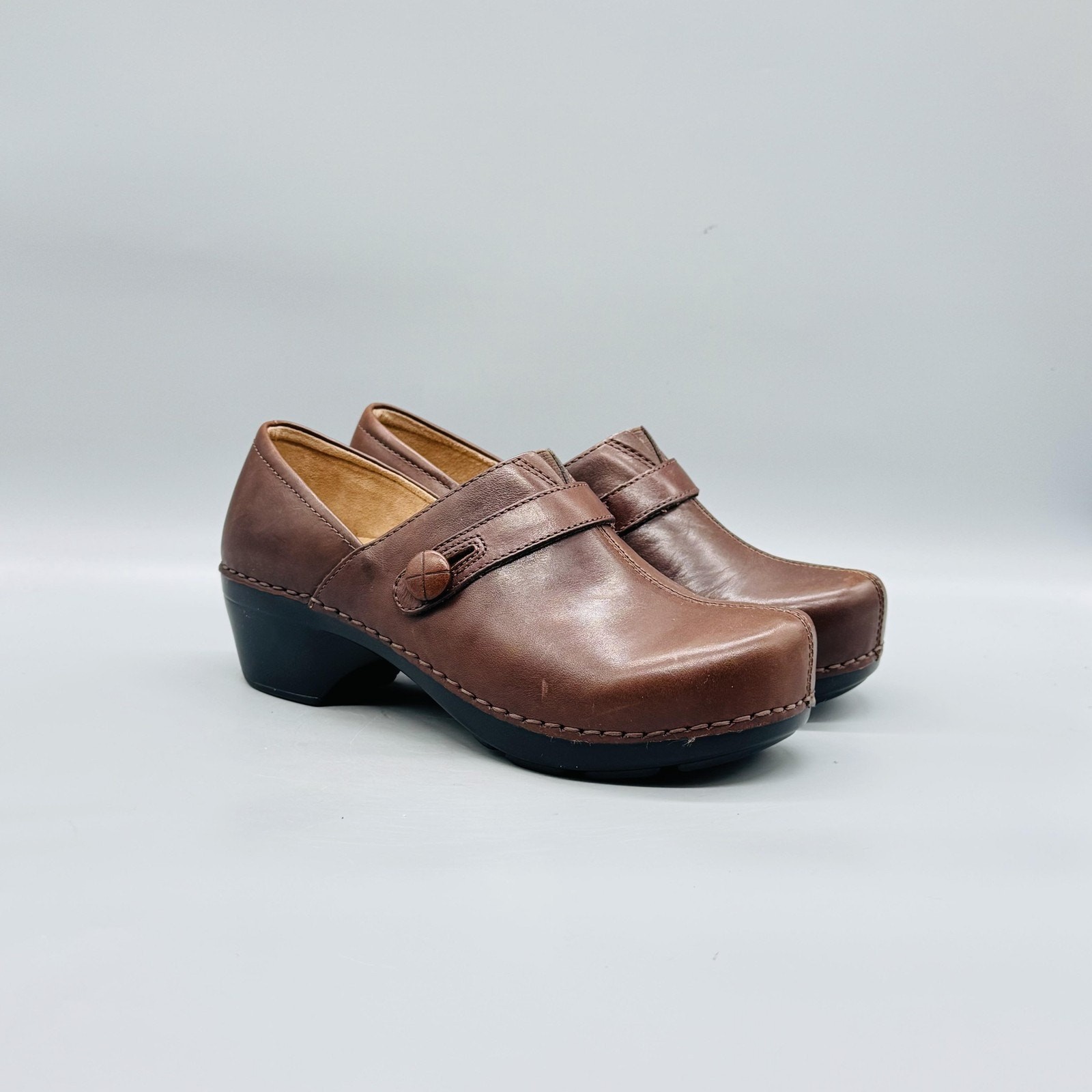 Dansko Shoes Womens 7.5 Brown Leather Clogs Slip On Button Comfort Casual NEW