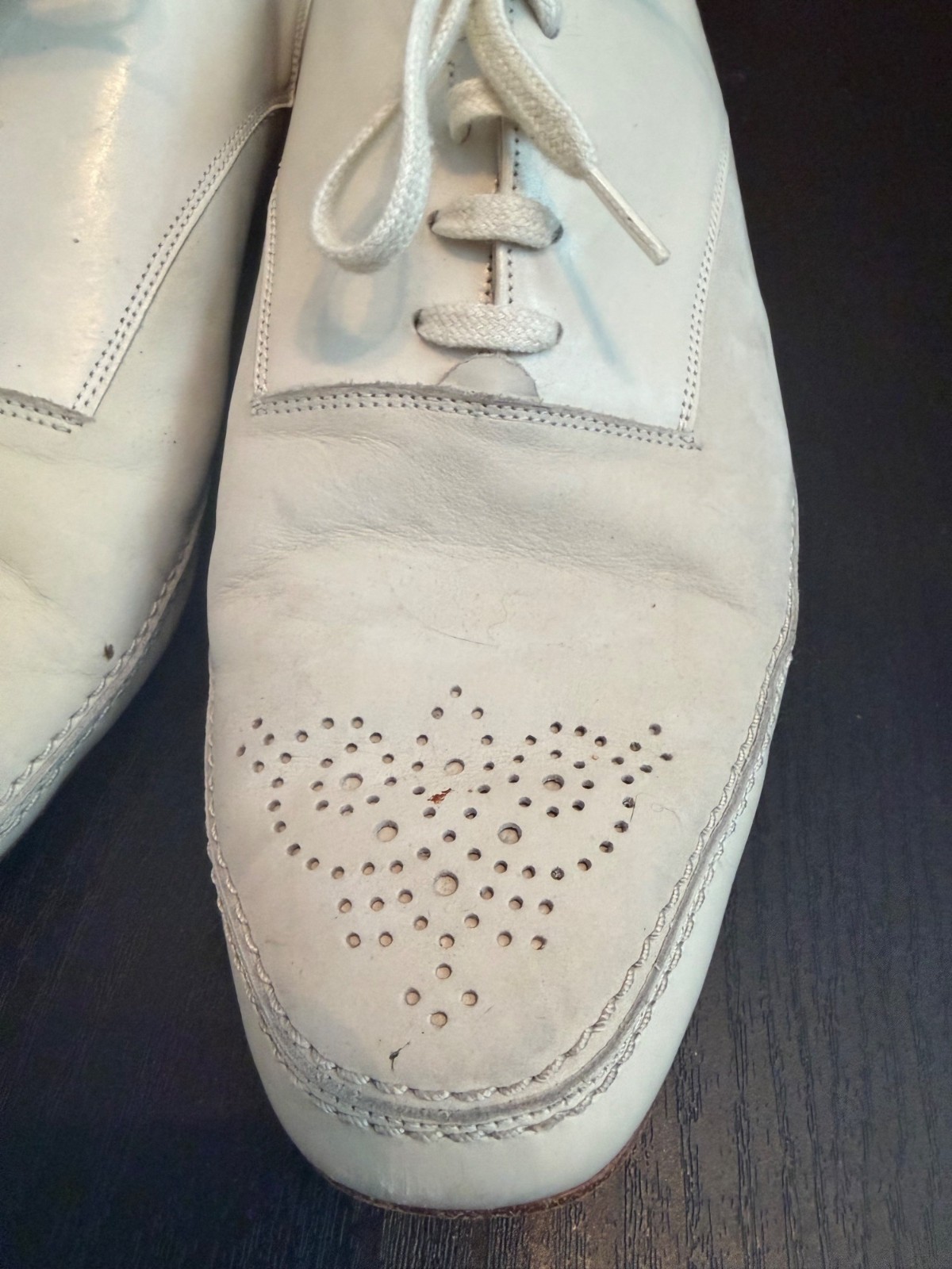 Bally Womens Vasano White Leather Oxford Shoes Size 7.5 Perforated Toe Design