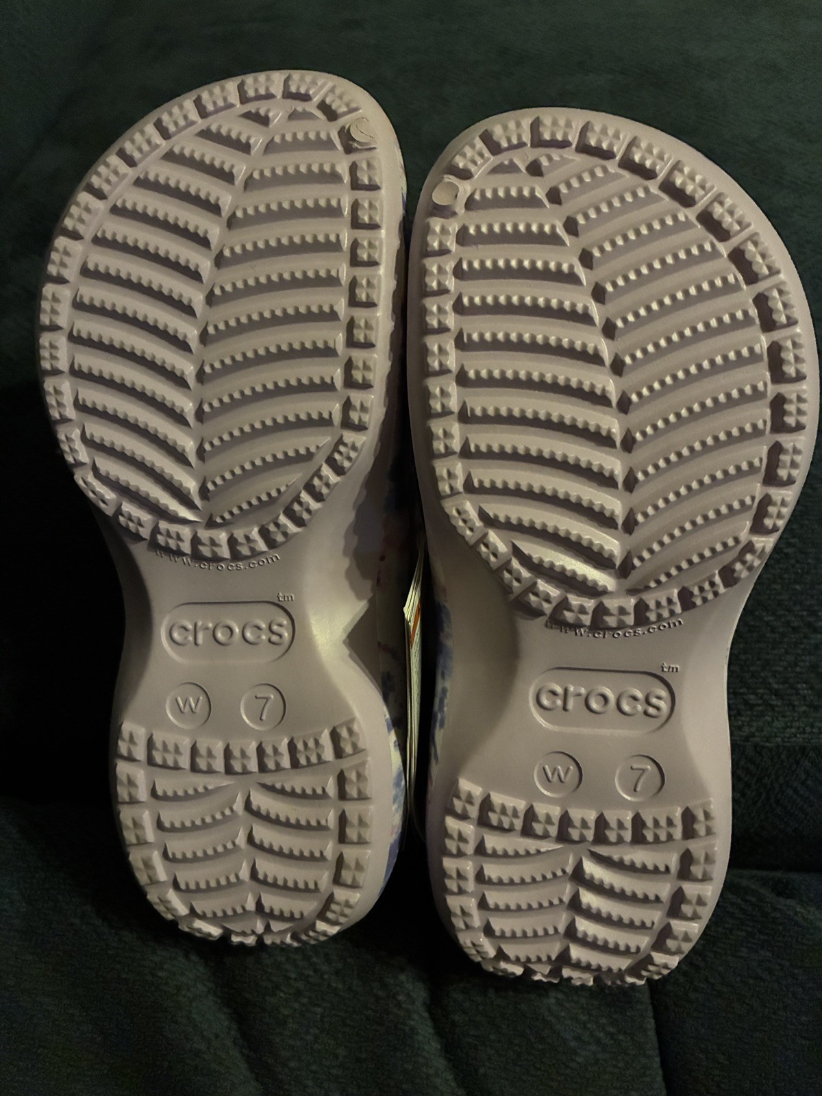 Crocs Women’s Classic Platform Tie-Dye Graphic Clog W7 with 6 Jibbitz NWT