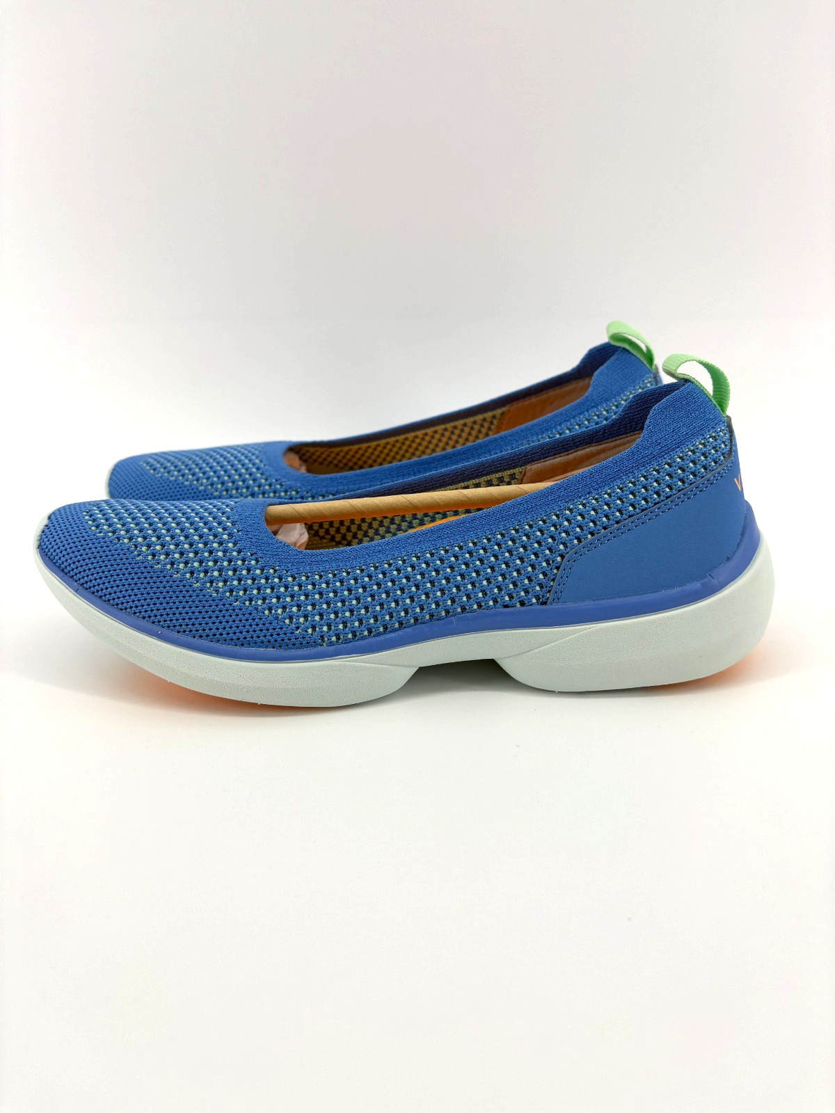 NIB Vionic Women’s Kallie Walking Shoe Azure Blue 6 Medium