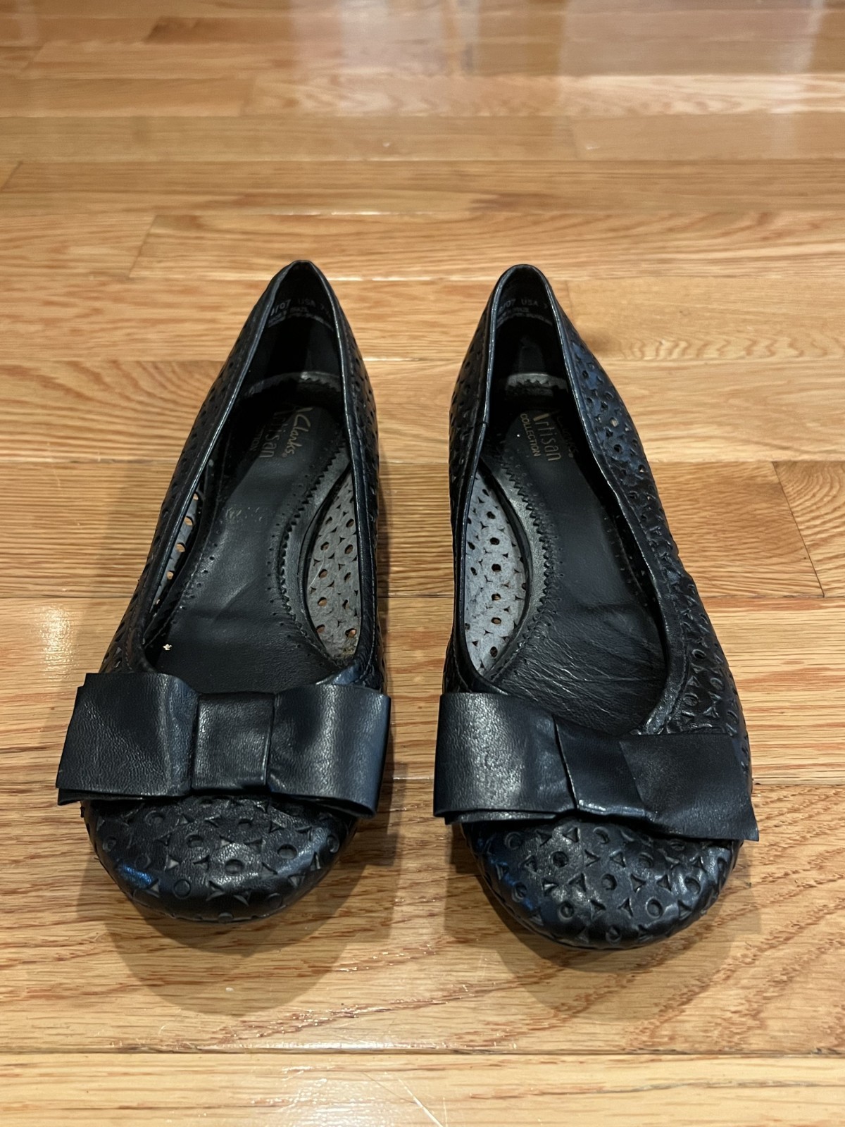 Clarks Artisan Black Leather Laser Cut Slip On Comfort Shoes Women’s Size 7 1/2
