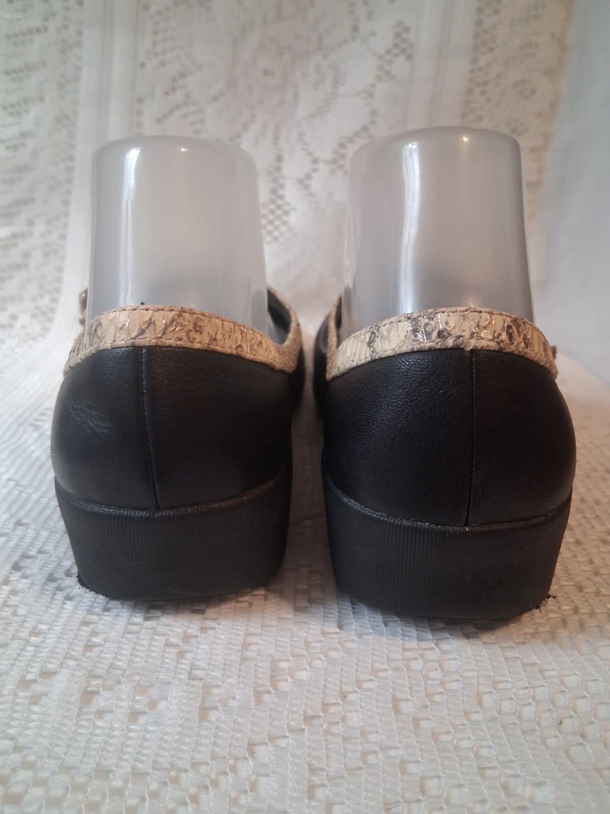 FitFlop Mary Jane’s Premium Black Leather w ‘snake skin’ print accent Sz 10/41