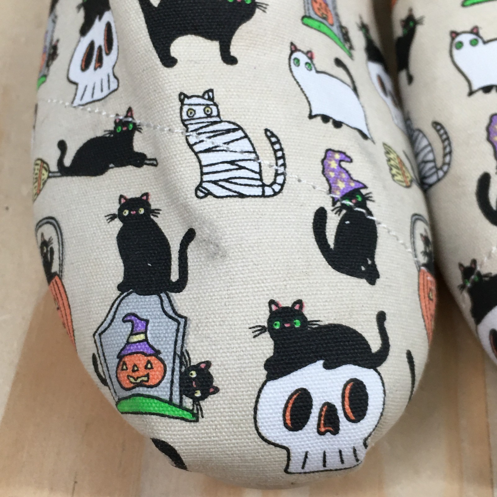 TOMS Belmont Shoes Womens 6 Halloween Cats Loafer Flats Beige Multicolor NEW