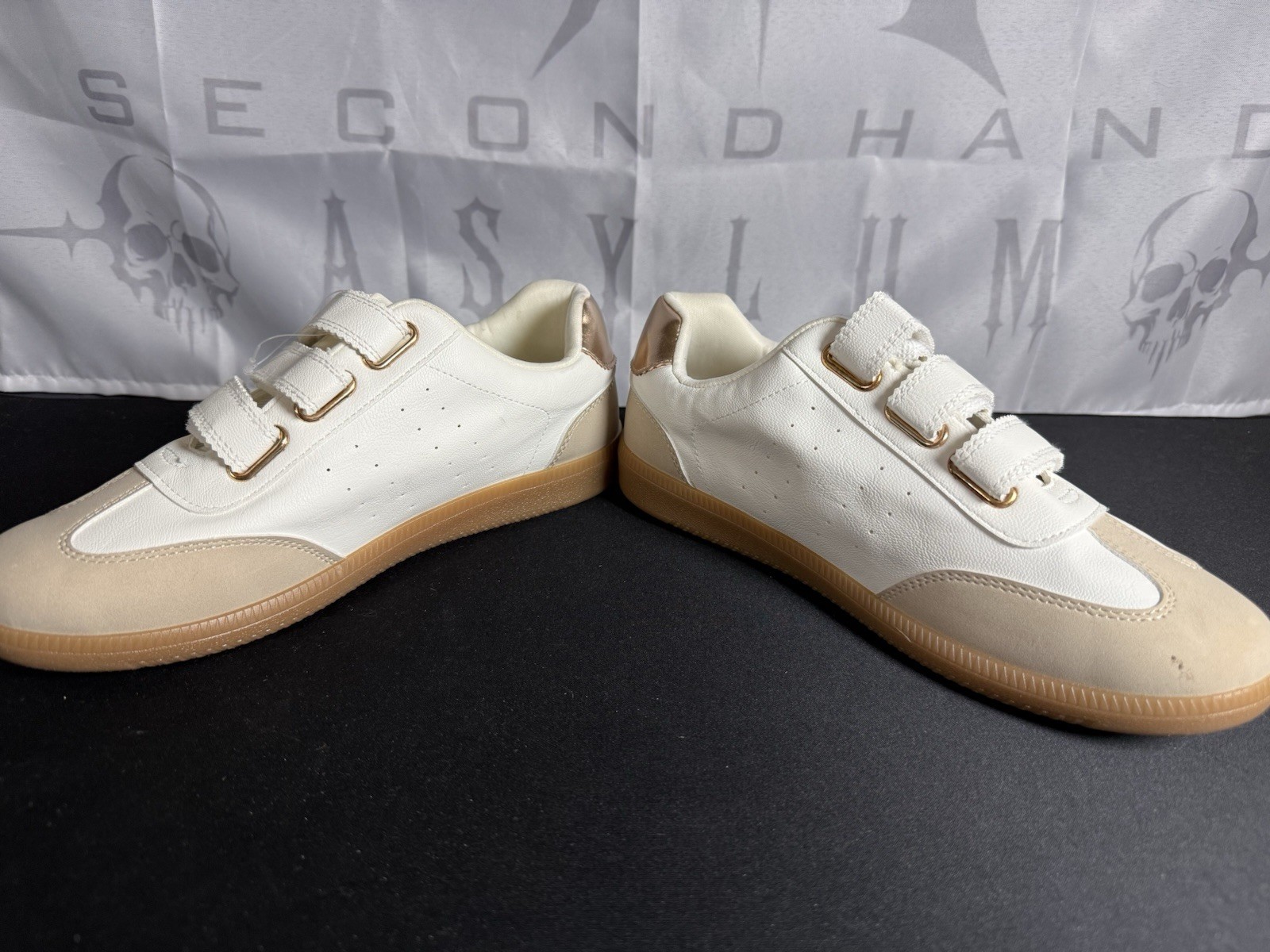 Dolce Vita Women’s Size 8.5 White Beige Hook & Loop Closure Sneaker With Defect
