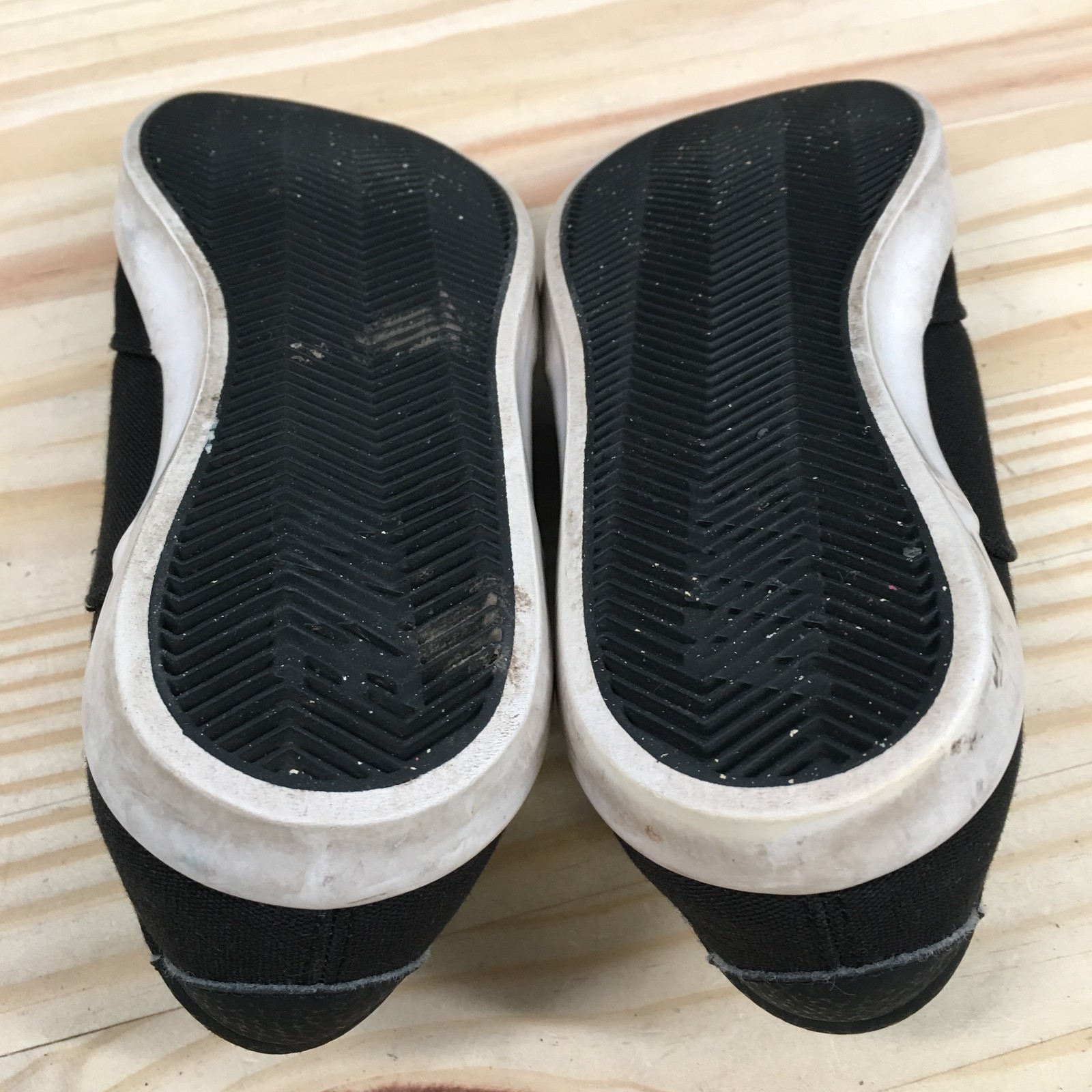 Nike Mini Sneaker Womens 7 Black White Low Lace Up Canvas Casual 724747-010