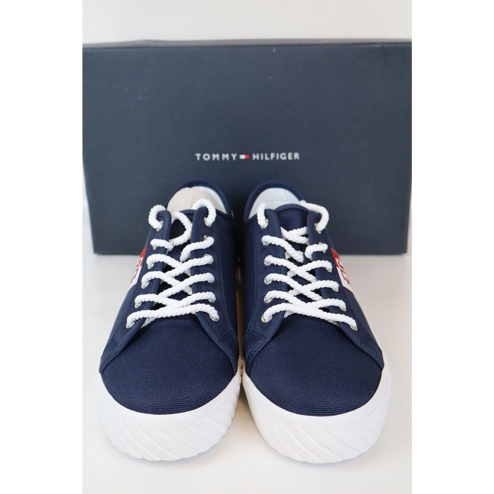 NEW Tommy Hilfiger Hartliy Sneakers Women’s Navy Blue Low Top Lace Up Size 9.5M