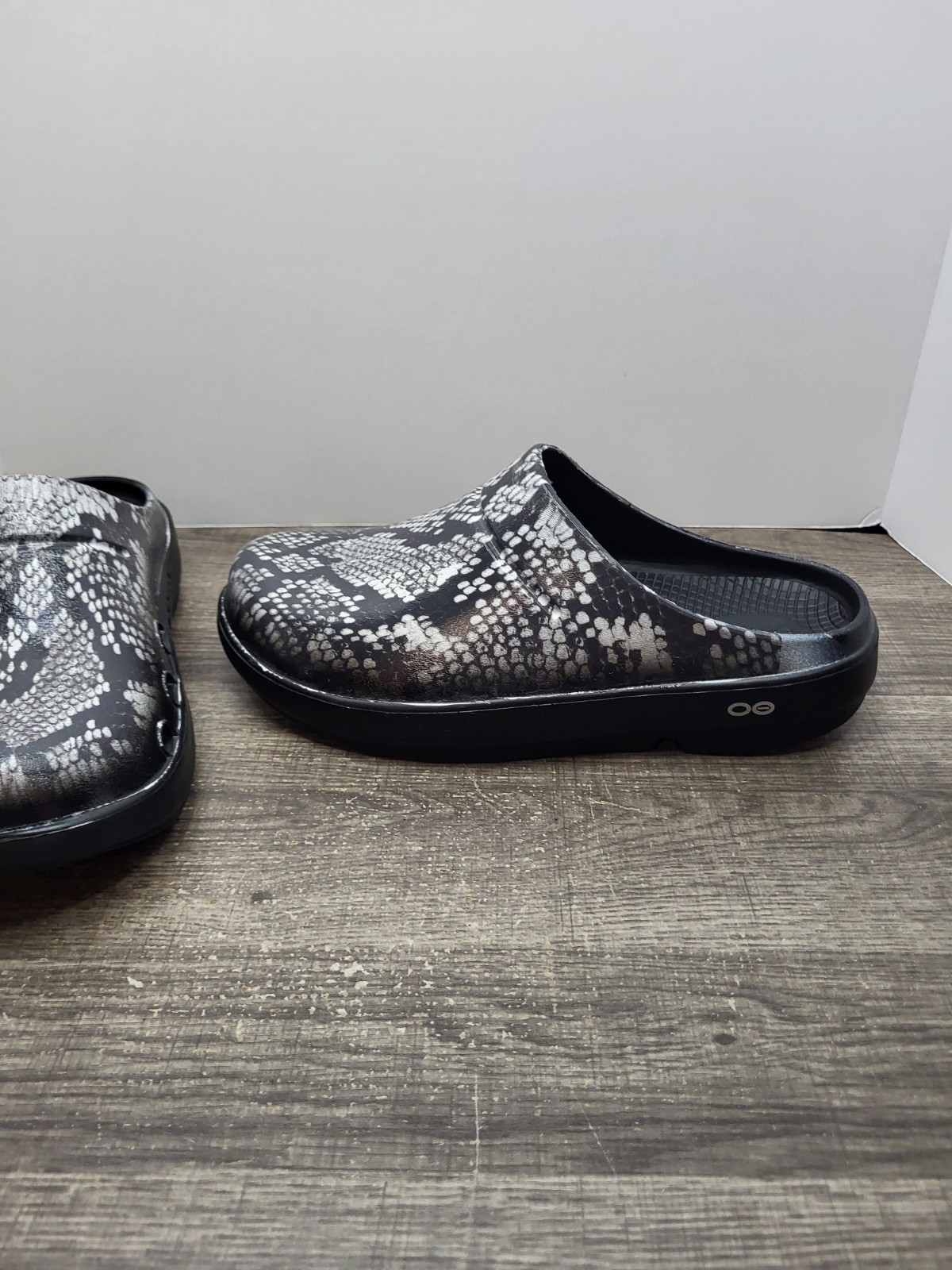 OOFOS OOcloog Clogs Black & Gray Snake Print Mule Women’s Size 10 Slip-On