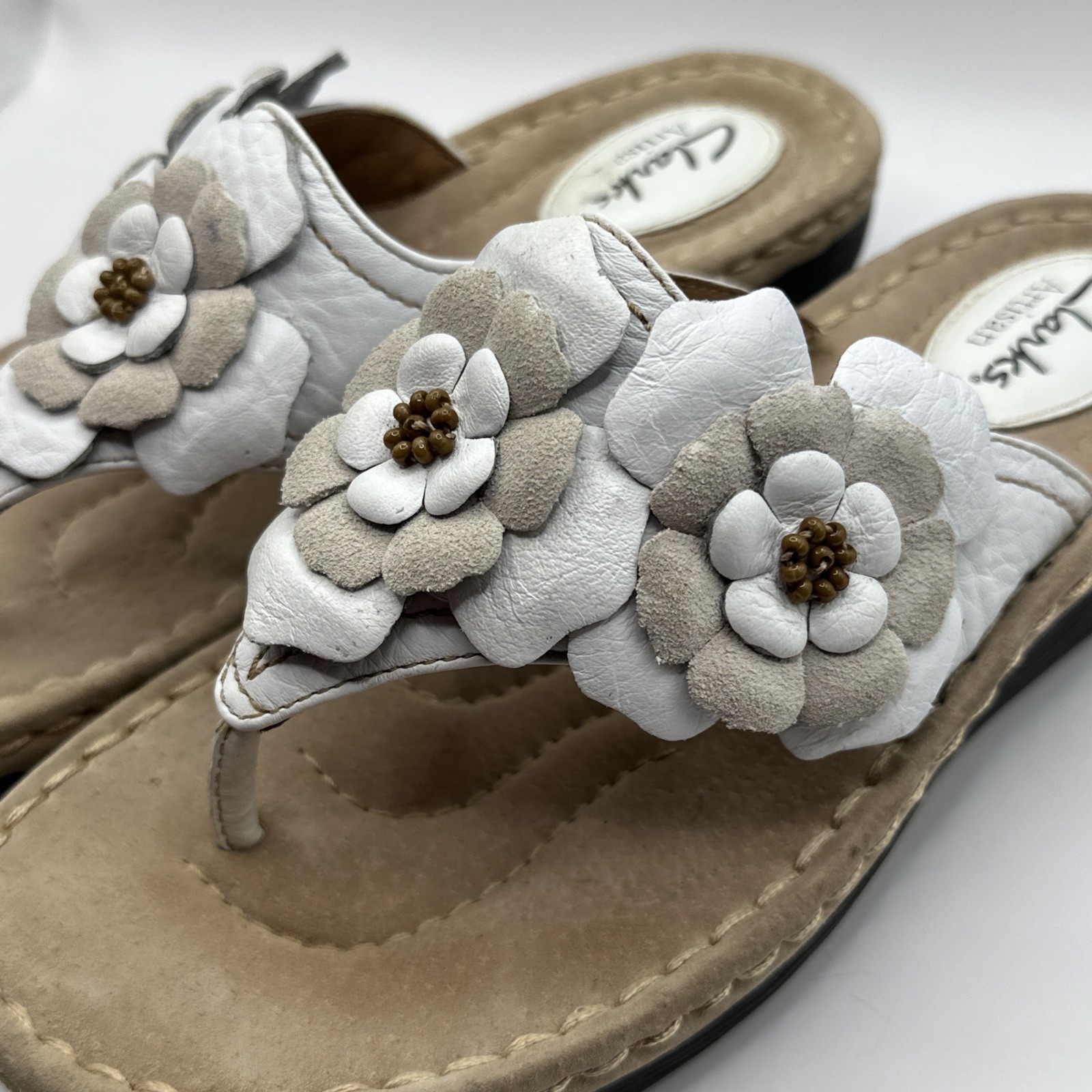 Clarks Artisan Women’s Comfort Leather Shoes Size 7M White Beige Flowers Slip On
