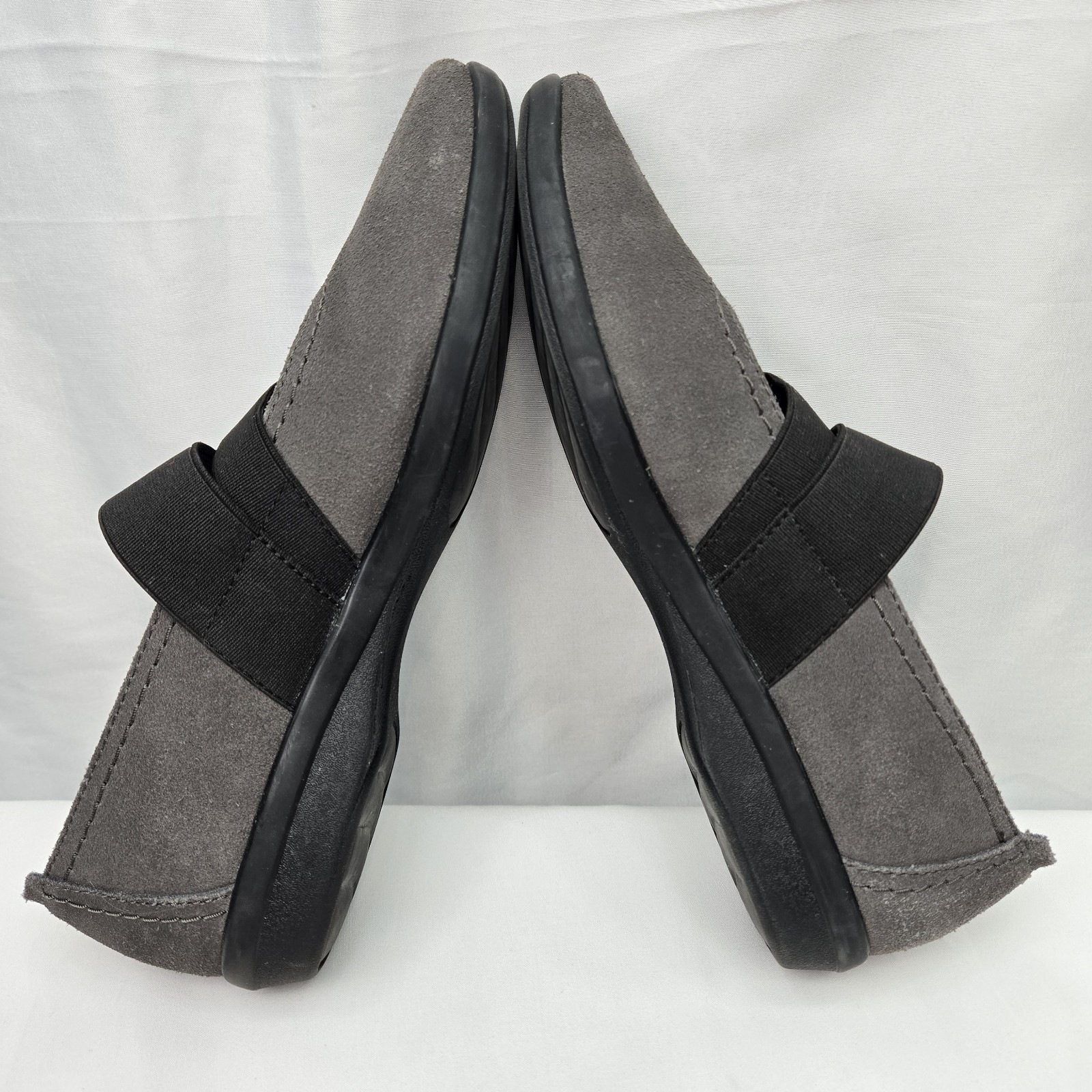 Clark’s Collection Soft Cushion Grey Suede W/Elastic Straps Comfort SZ 8 READ