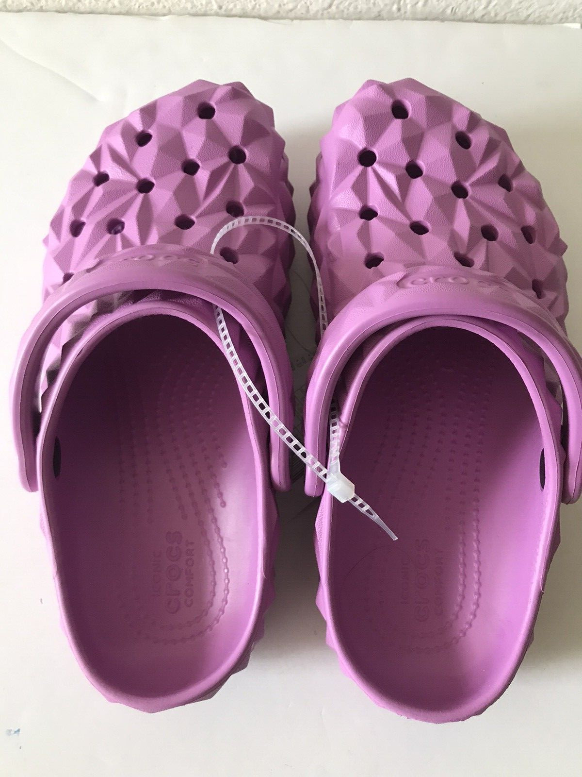 WOMEN’S CROCS MAUVE CLASSIC GEOMETRIC CLOG SIZE 7 BRAND NEW WITH TAGS