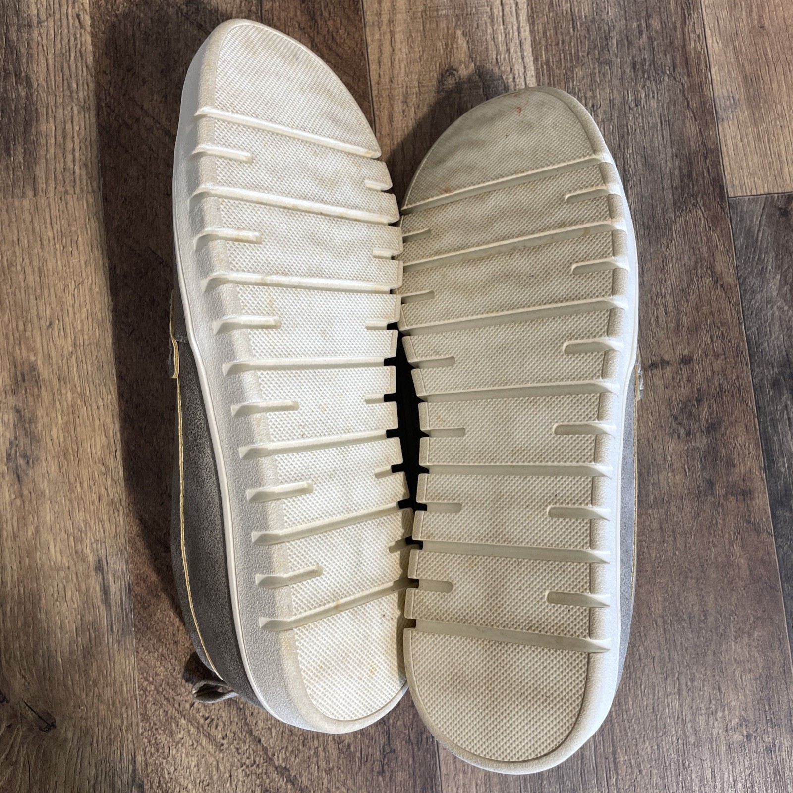 Tommy Bahama Women’s Shoes Sz 8.5M Slip On Penny Loafers Venus Metallic Gold
