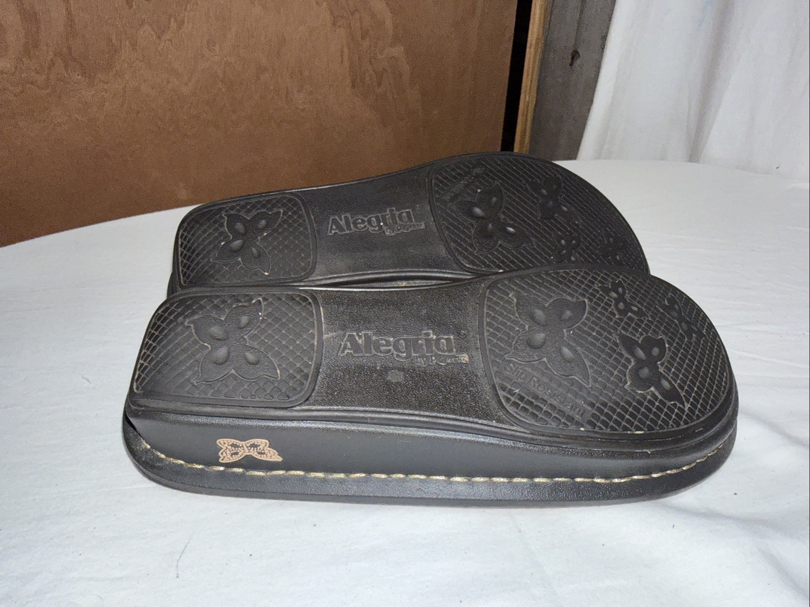 Alegria Classic Women’s Clogs Sz 7 (37) Tan/ Beige Laser Cut Floral Slides EUC