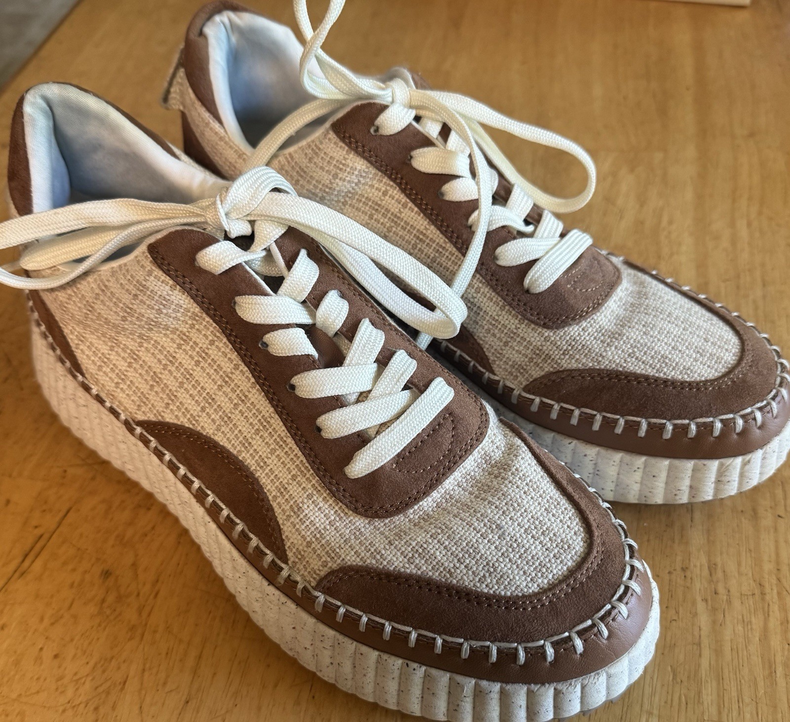 New Universal Thread Women’s Sneakers Size 10 Tan & White Woven Memory Foam