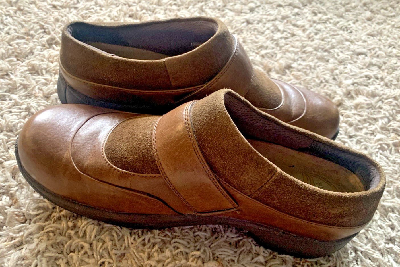 Dansko Brown Leather Clogs Slip-On Shoes Women’s Size 9.5-10 Decorative Button