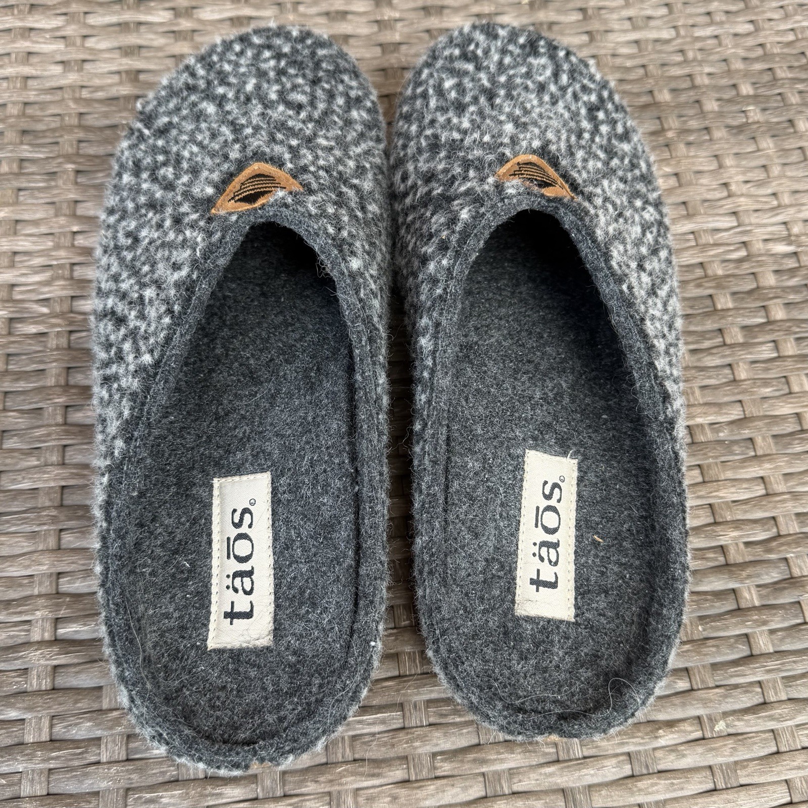 New Taos “My Sweet Wool” Charcoal Plush Clogs Unisex Sz 39 US 8.5W/6.5M NWOB!
