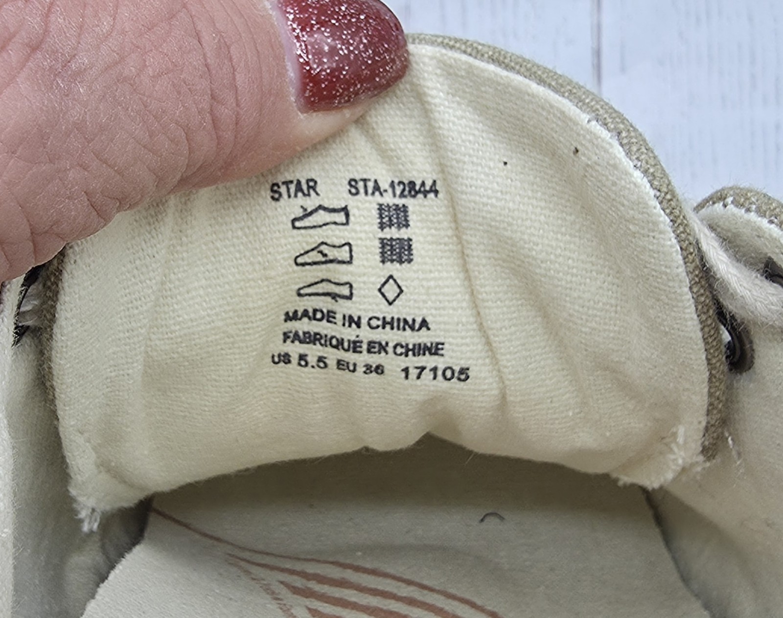 Taos Women’s Star canvas sneakers in a khaki or oat wash Size 5.5