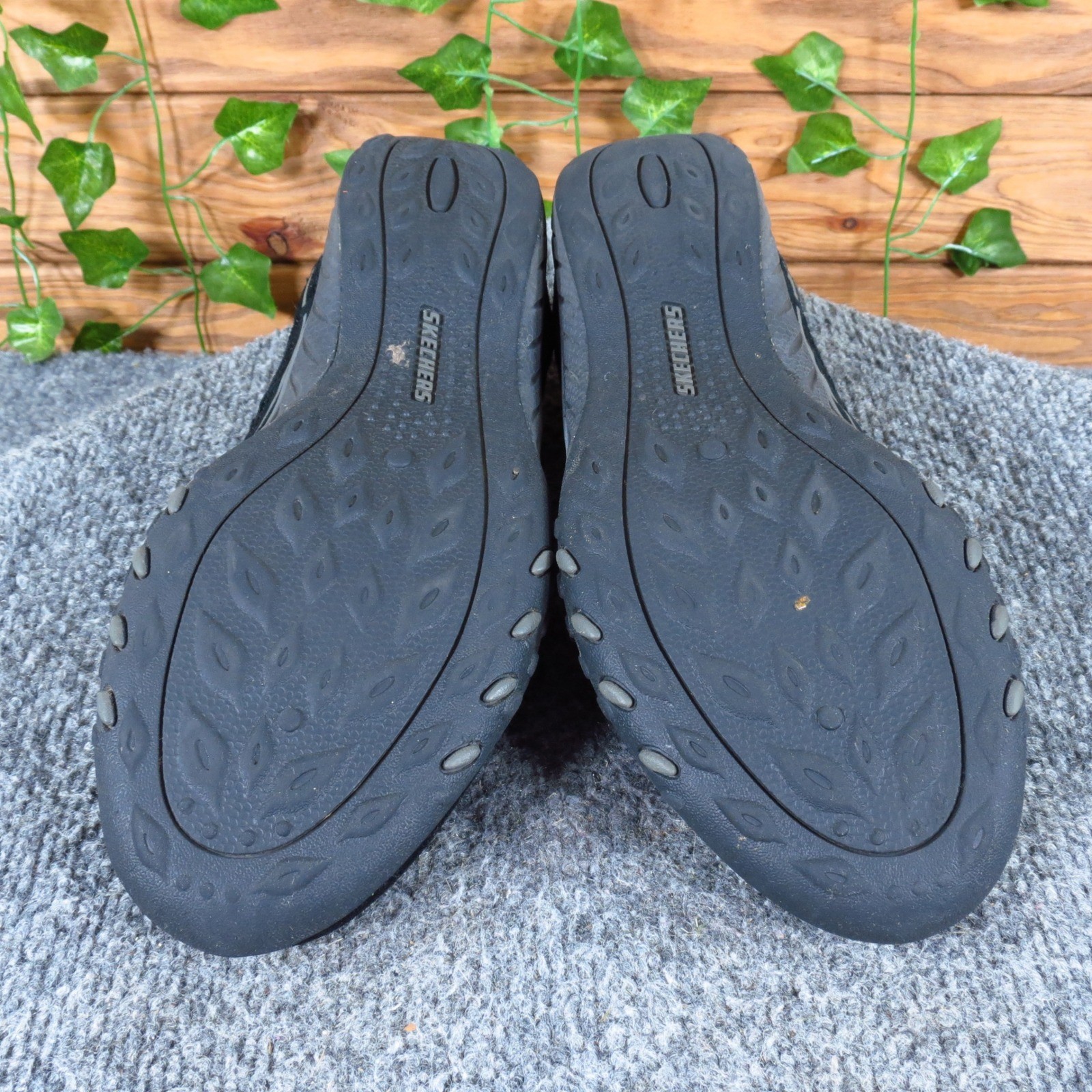 Skechers Breathe Easy Women Slip On Sneaker 8.5 Walking Shoe Black Suede Textile