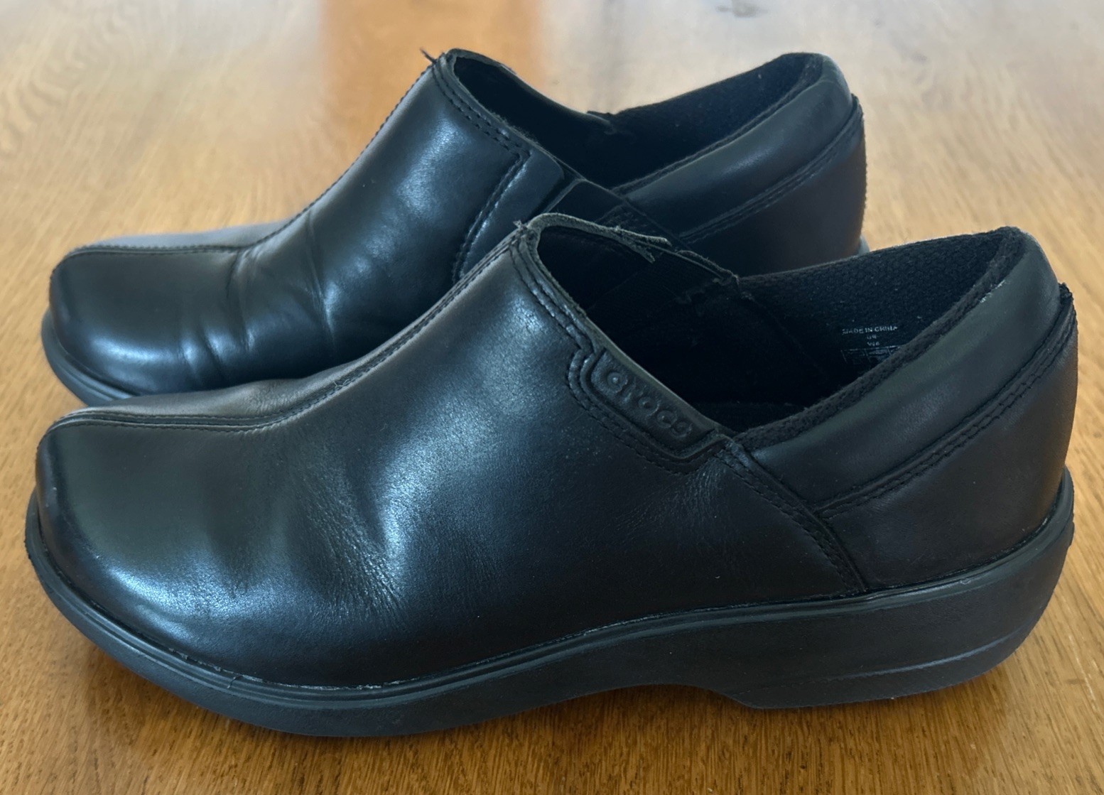 Women’s Size 8 CROCS Black Leather Shoes Slip-Resistant Casual Work Nurse Clogs