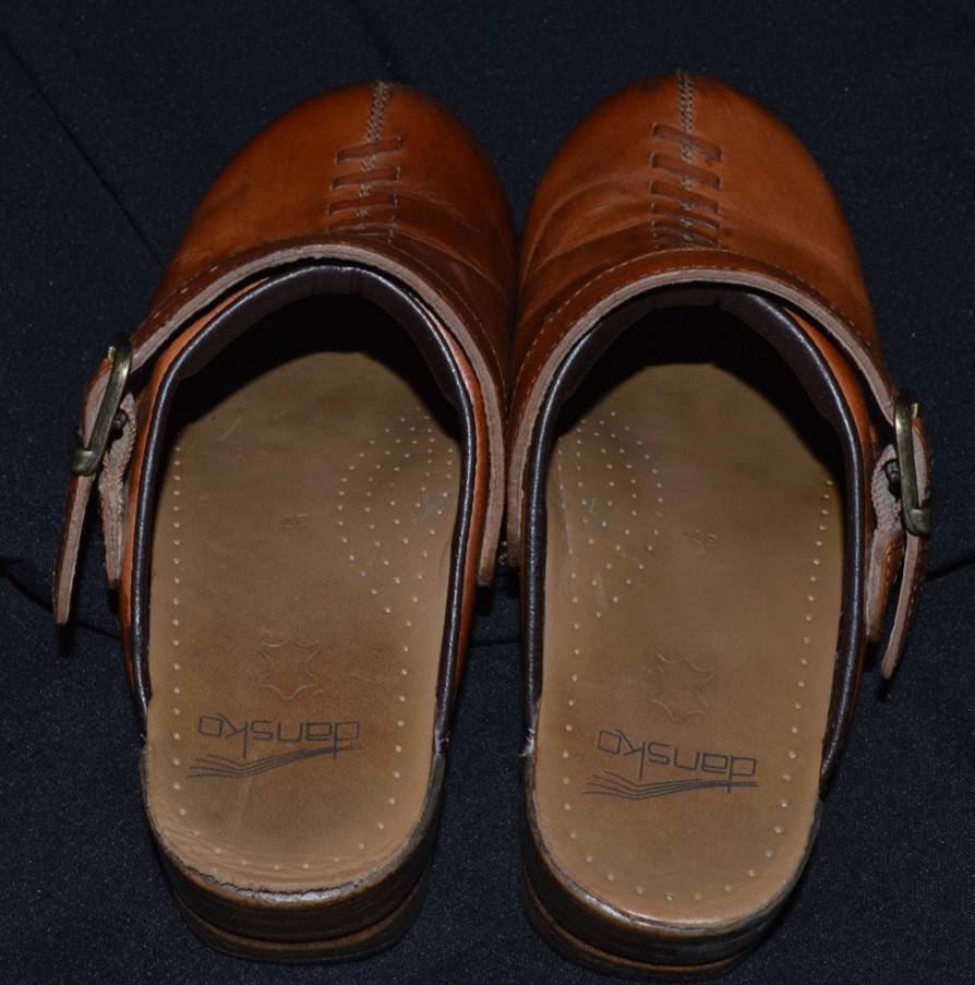 WOMEN’S DANSKO CHESTNUT BROWN LEATHER STITCH CLOGS SIZE 37/6.5-7