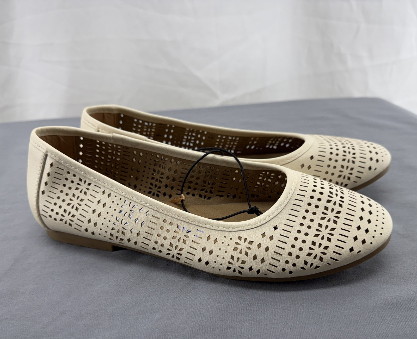 White Mountain Stefany Perforated Ballet Flats Womens 8.5W Wide Beige Comfort
