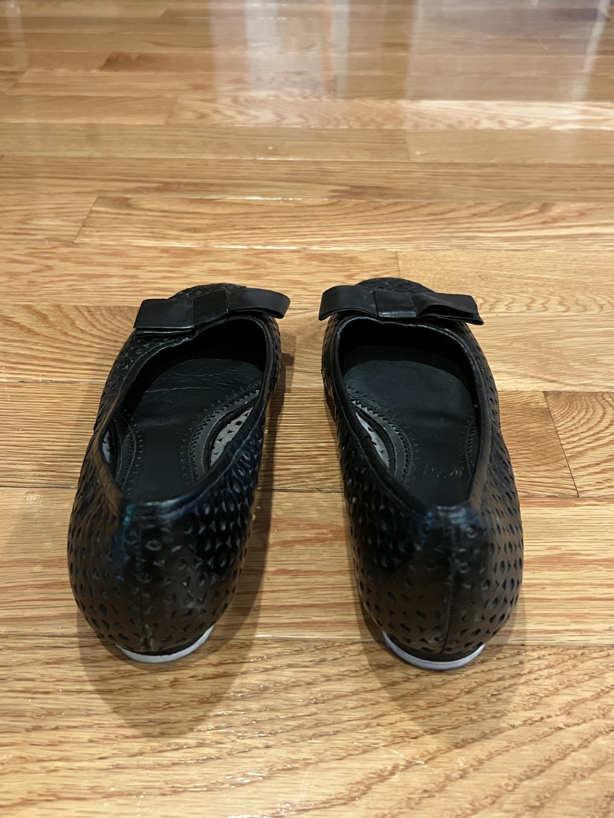 Clarks Artisan Black Leather Laser Cut Slip On Comfort Shoes Women’s Size 7 1/2