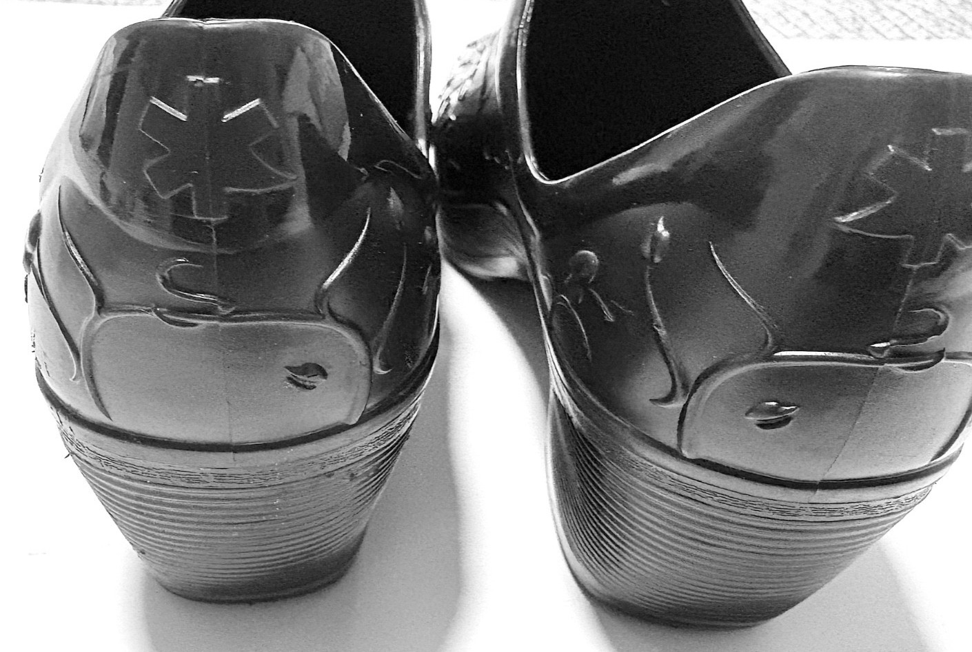 Dansko Pixie Clogs Black Embossed Pattern Ventilation Holes Waterproof Sz 39 8.5