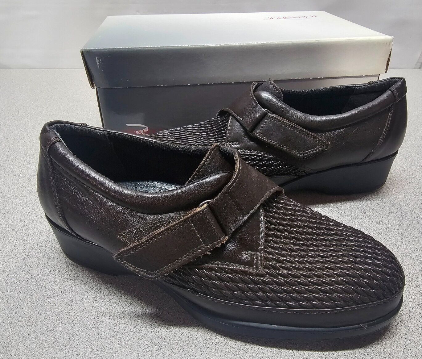 NIB RelaxShoe Eden Womens Size 6.5 Brown Leather Casual Walking Shoe Comfort