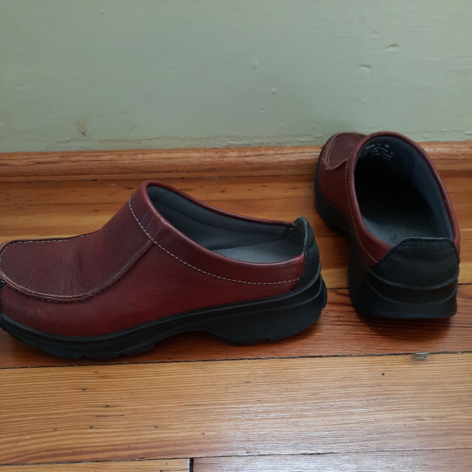 CLARK’S WOMEN’S Sz 7M LEATHER SLIP-ON RUBBER SOLE VENUS 38218. 9-j