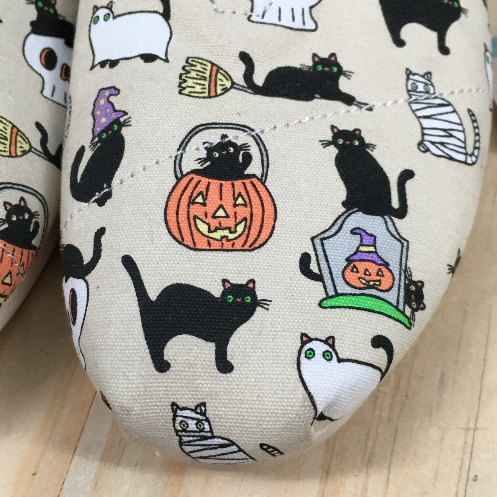 TOMS Belmont Shoes Womens 6 Halloween Cats Loafer Flats Beige Multicolor NEW