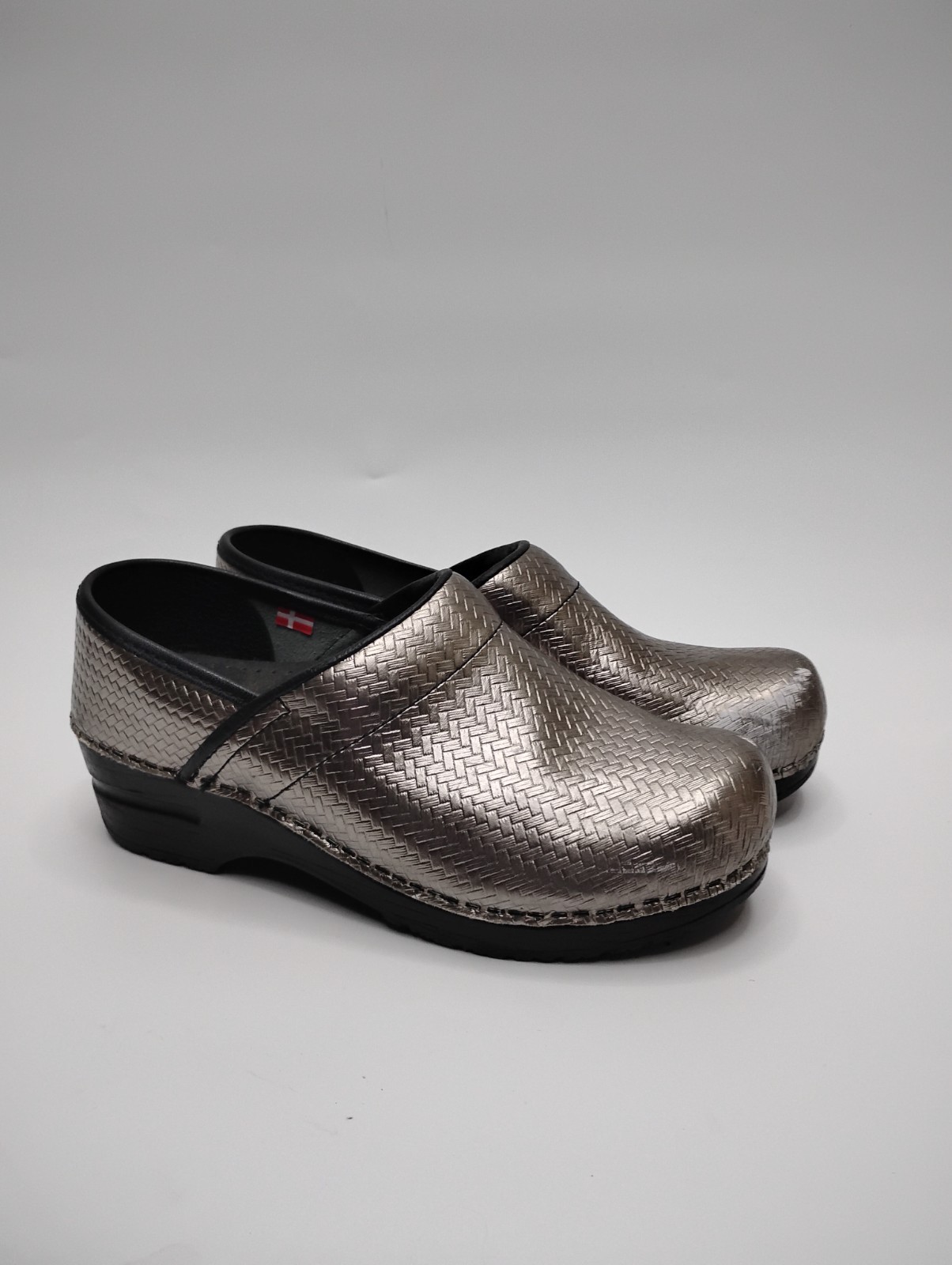 Sanita Women’s 37 US 6.5/7 Metallic Silver basket wasve Leather Clogs Nursing