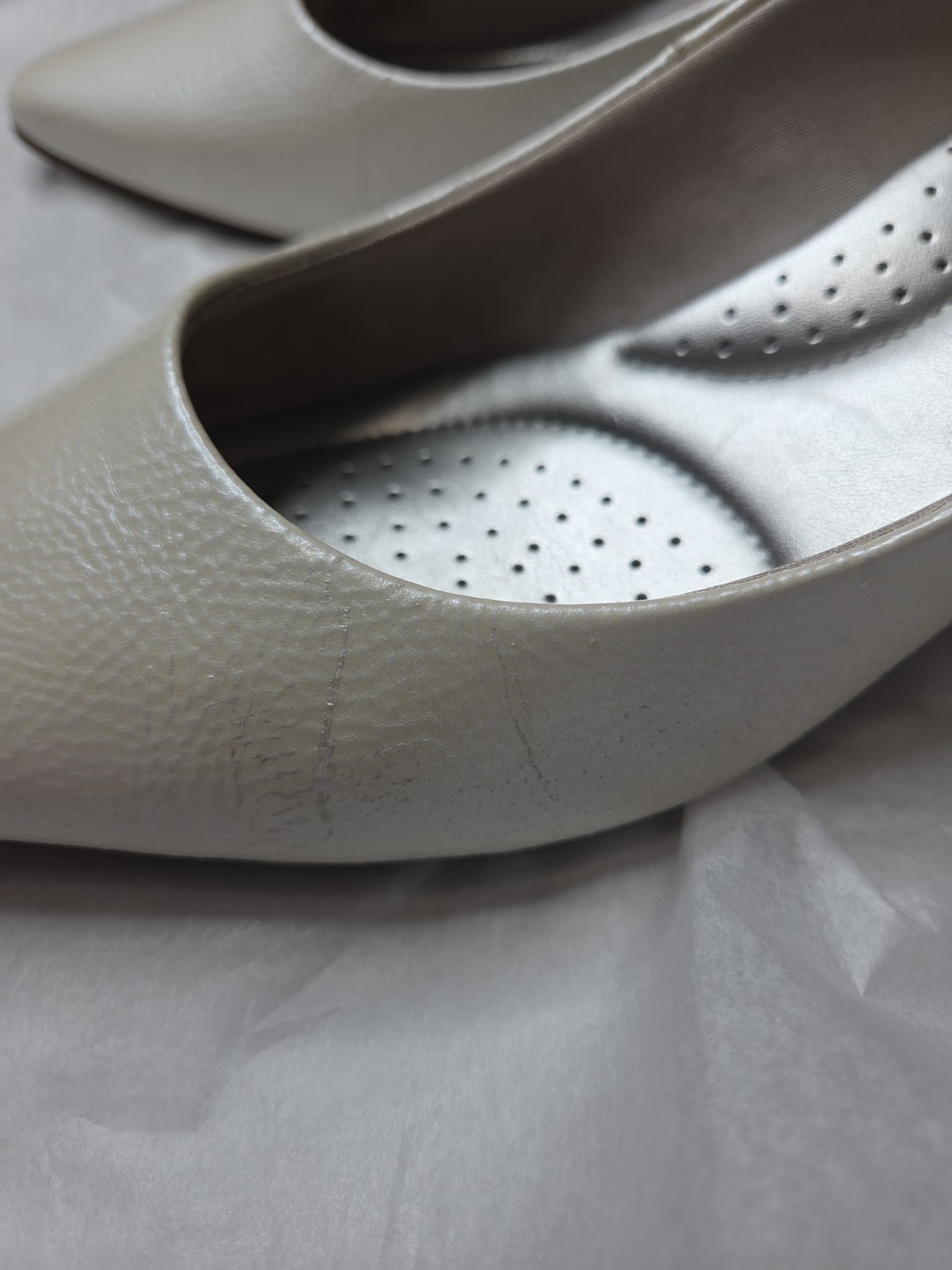Coach Pearl White Patent Kitten Heel Pumps Women’s 8.5 Pointed Toe EUC